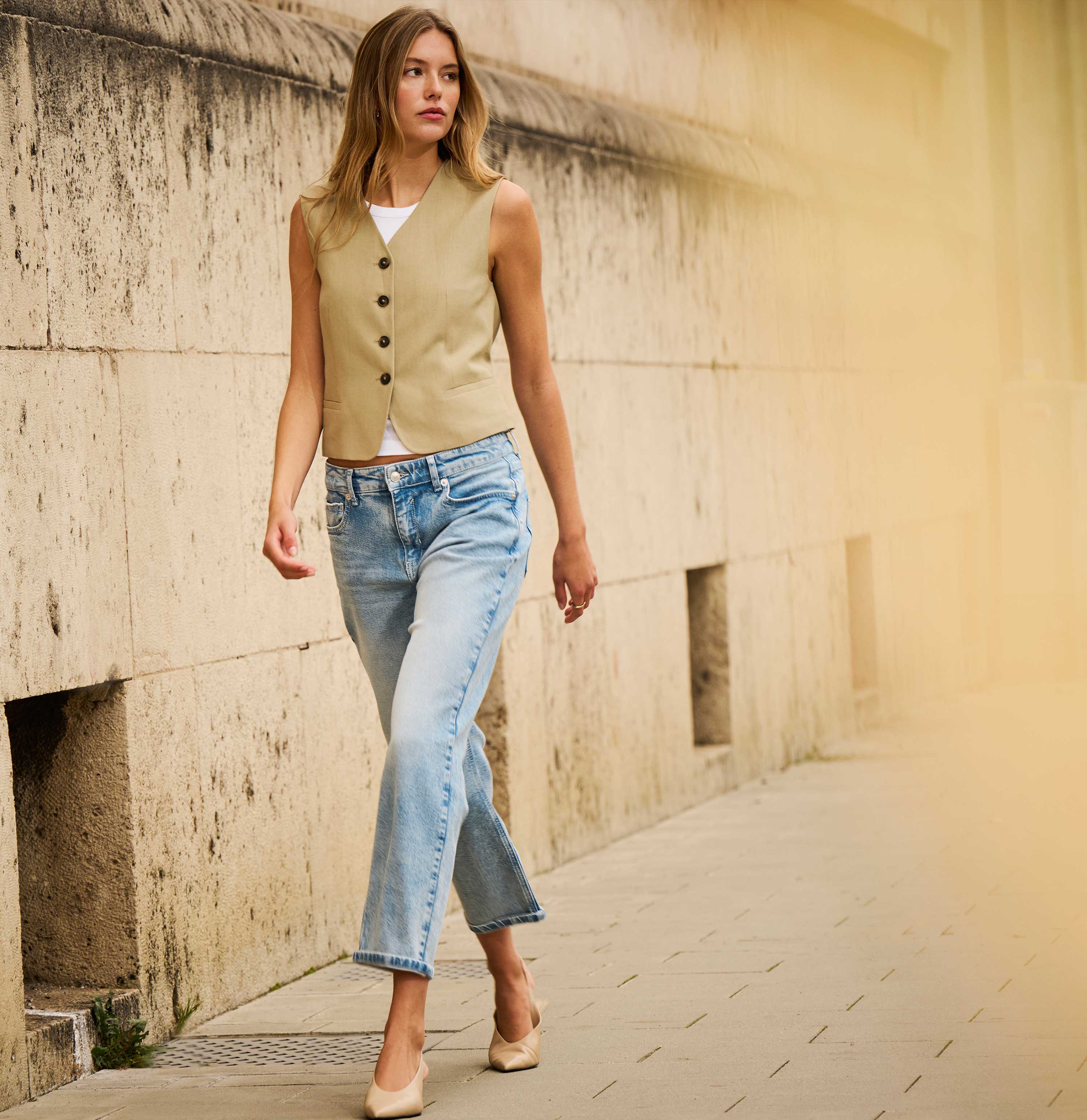 Straight jeans with a vintage look. | STRAIGHT | coal blue random wash | Campaign image 3