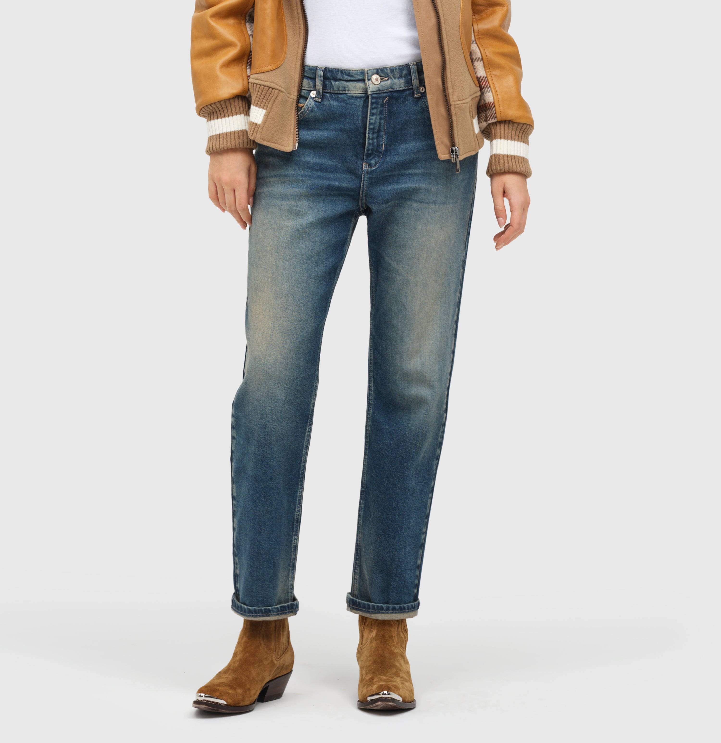 Straight fit with a casual vintage and turn-up look. | STRAIGHT | greenish tinted wash | Side view of model