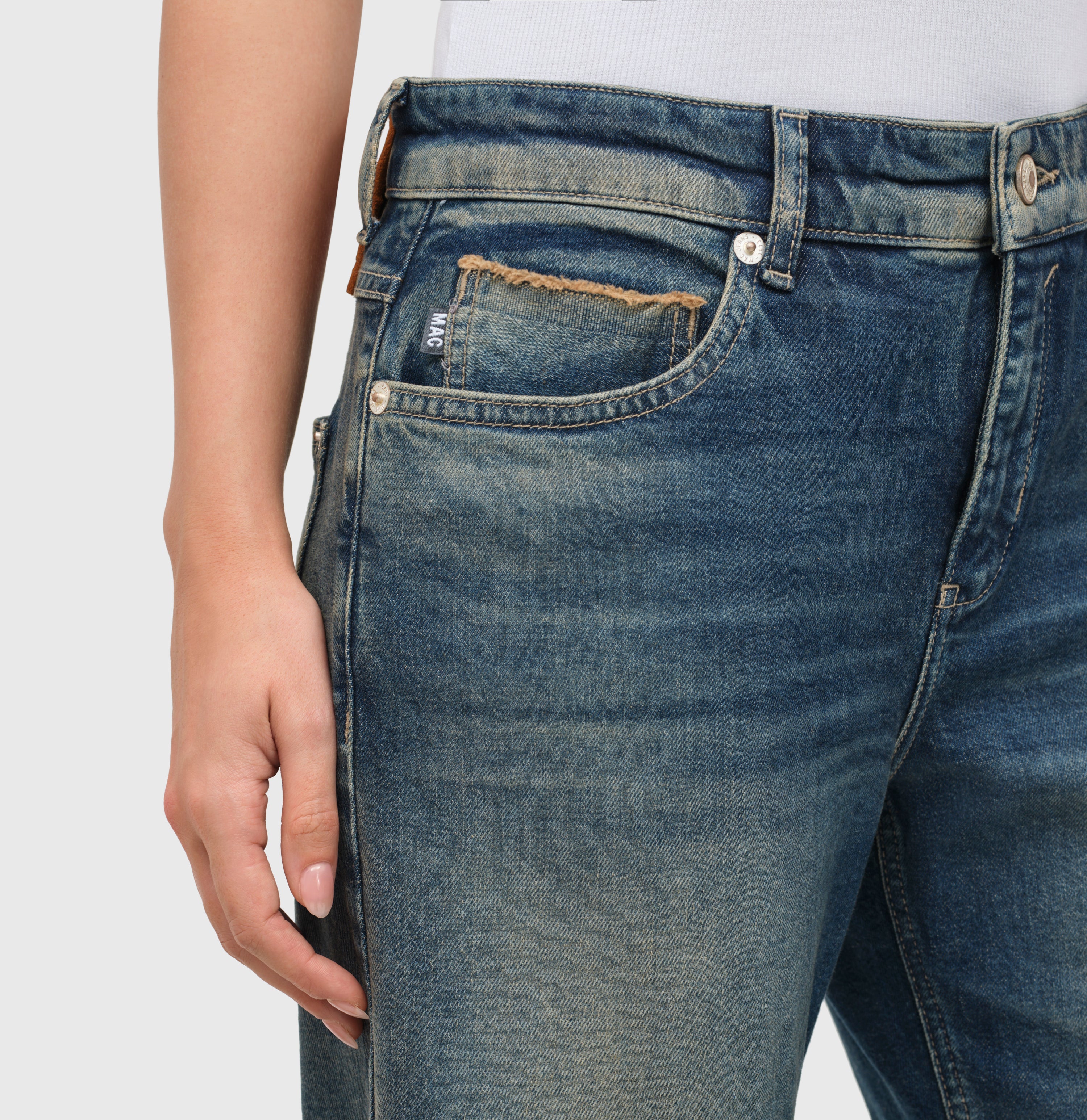 Straight fit with a casual vintage and turn-up look. | STRAIGHT | greenish tinted wash | Detailed view 2 of model