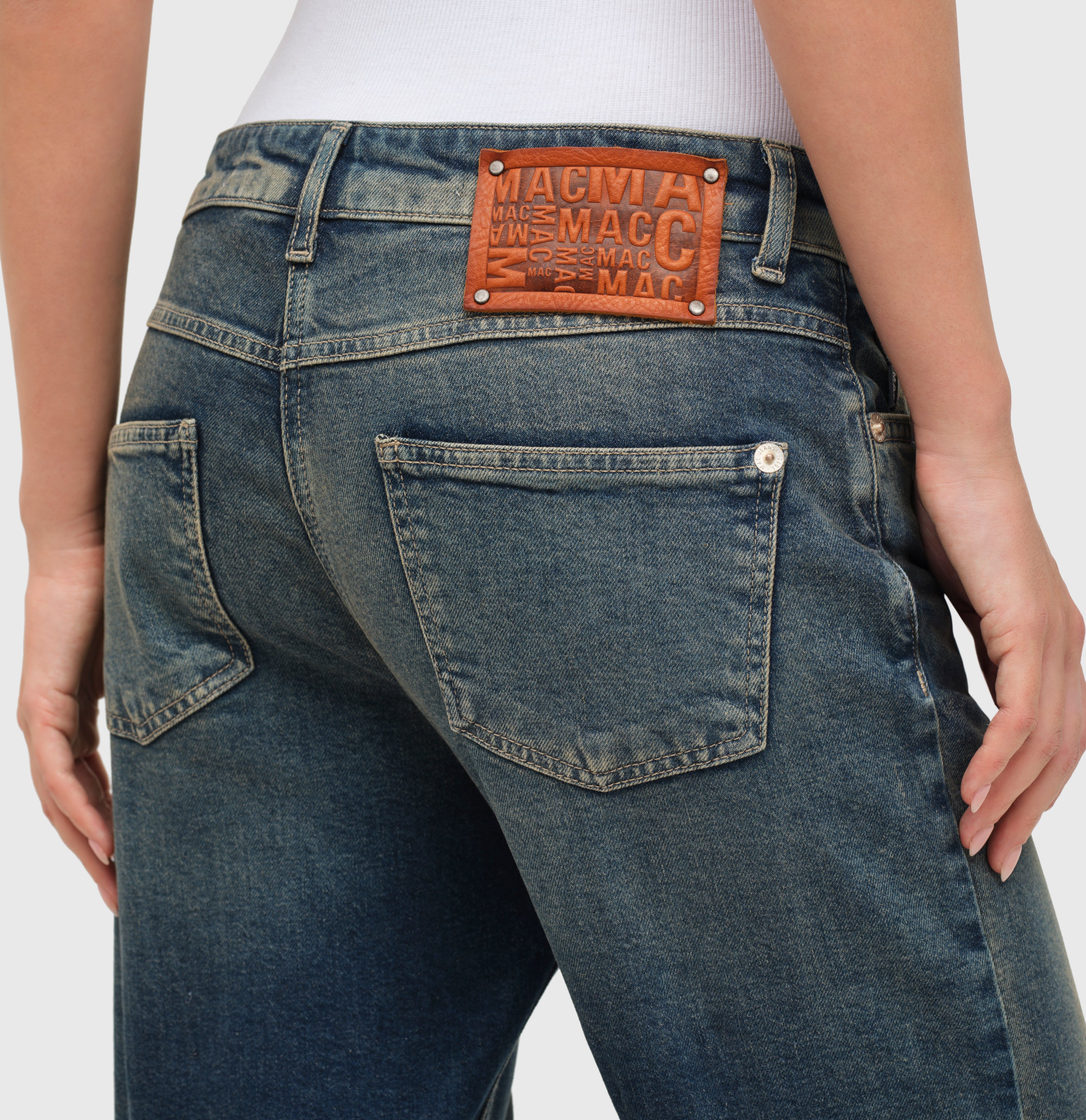 Straight fit with a casual vintage and turn-up look. | STRAIGHT | greenish tinted wash | Detailed view 3 of model