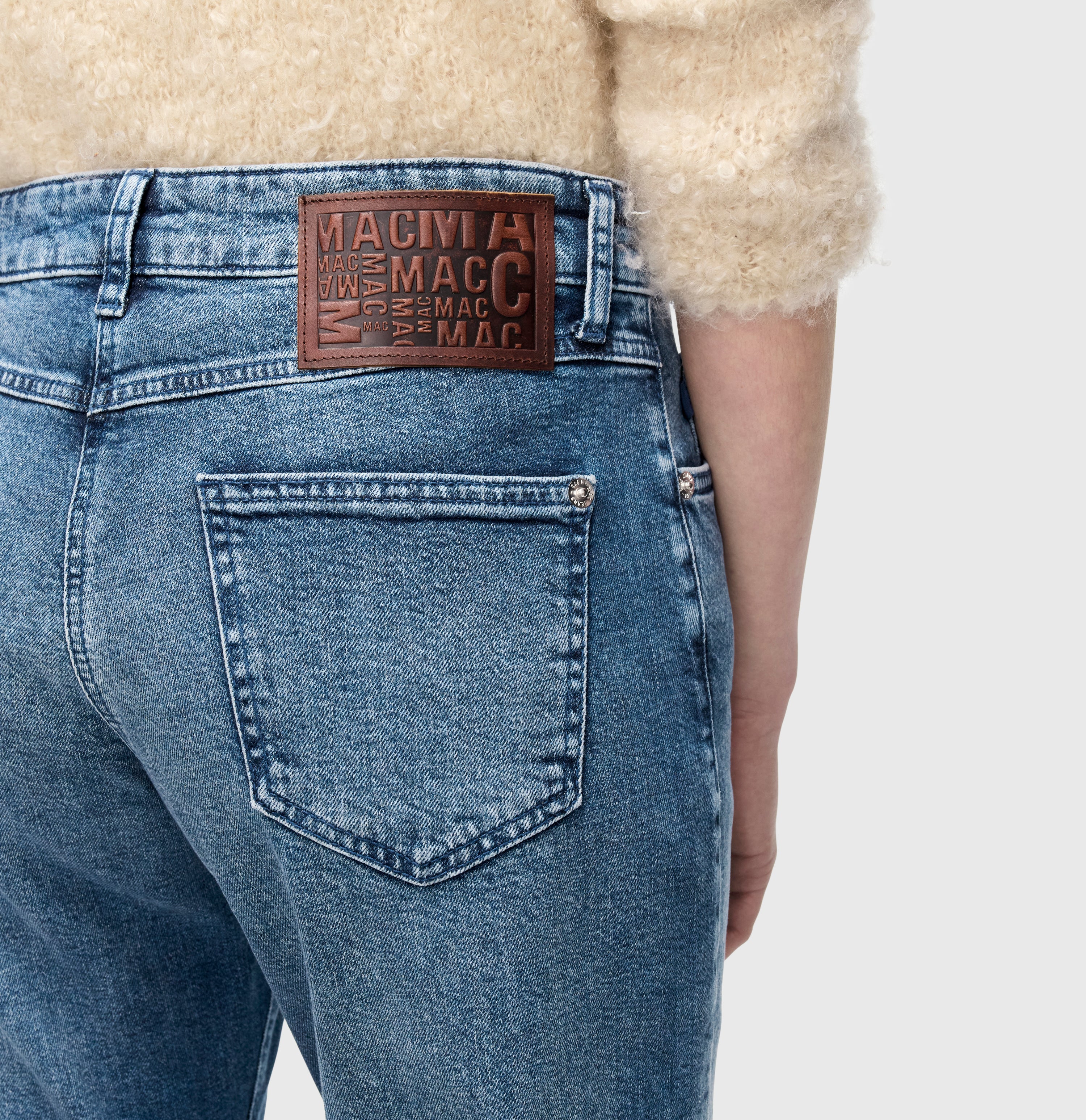 Straight fit in a recycled cotton blend. | STRAIGHT | mid blue random | Detailed view 3 of model