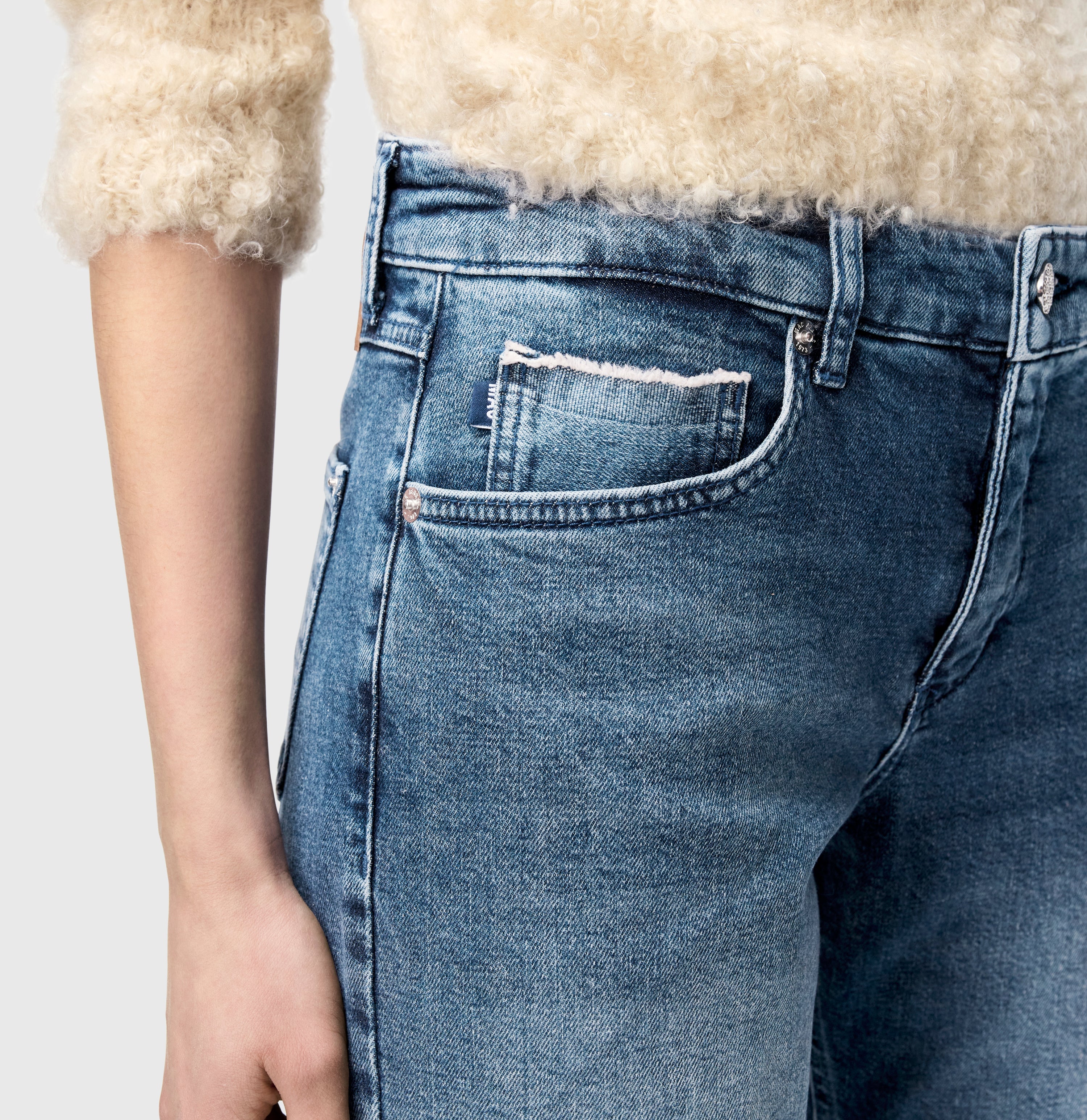 Straight fit in a recycled cotton blend. | STRAIGHT | mid blue random | Detailed view 4 of model