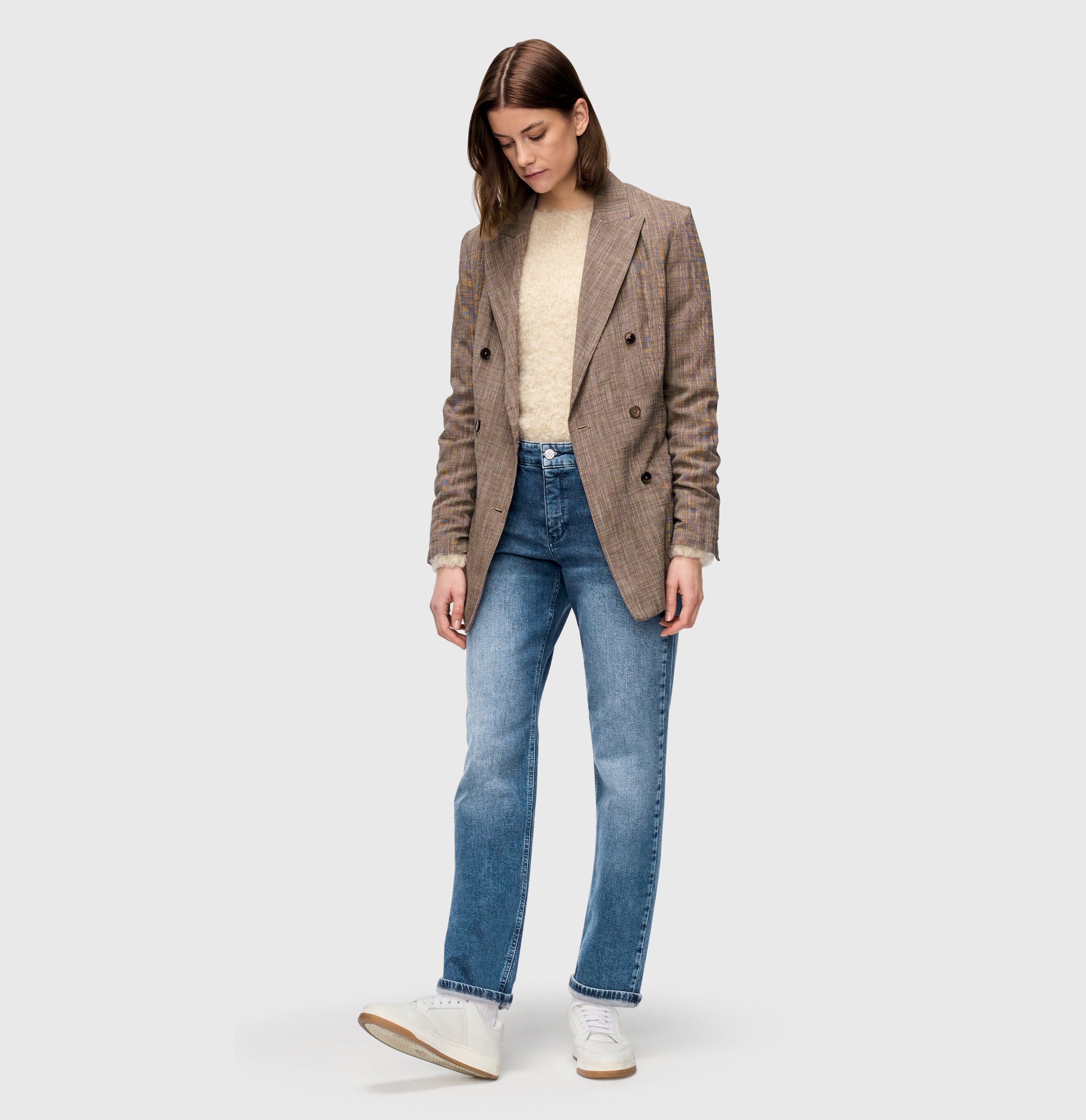 Straight fit in a recycled cotton blend. | STRAIGHT | mid blue random | Full-body of model