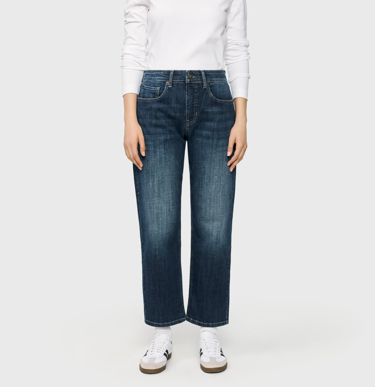| GINA straight | moonlight blue basic wash | Front view of model
