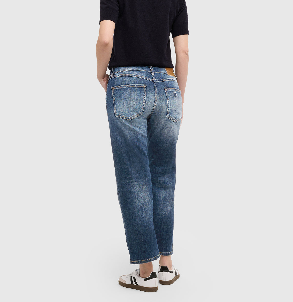 | GINA straight | retro patched darkblue | Back view of model