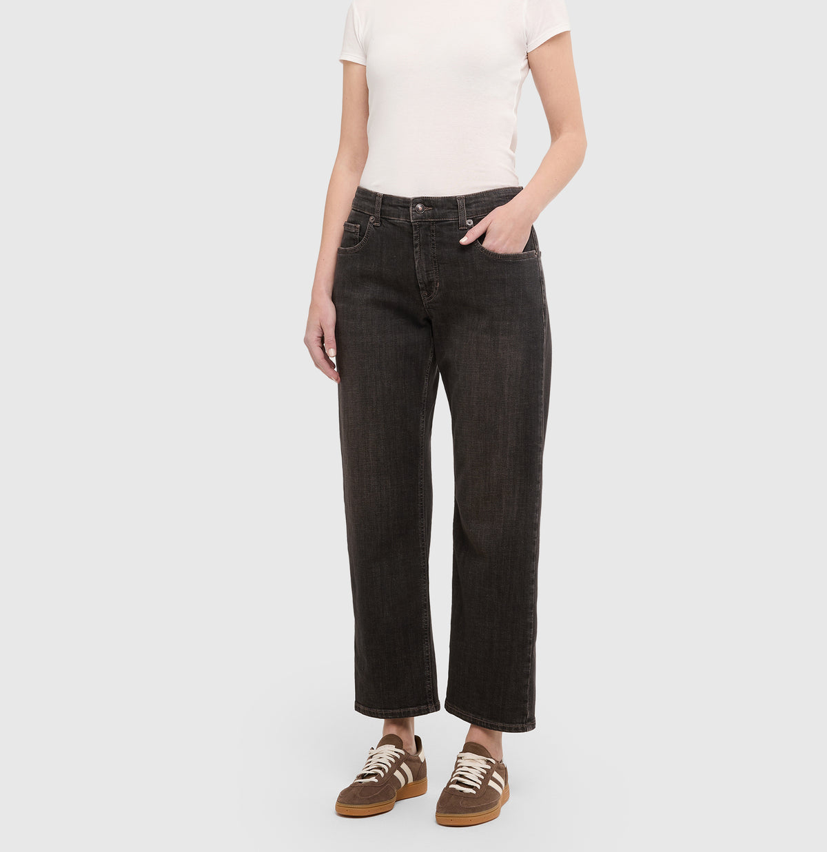 | GINA straight | coffee tinted black | Front view of model