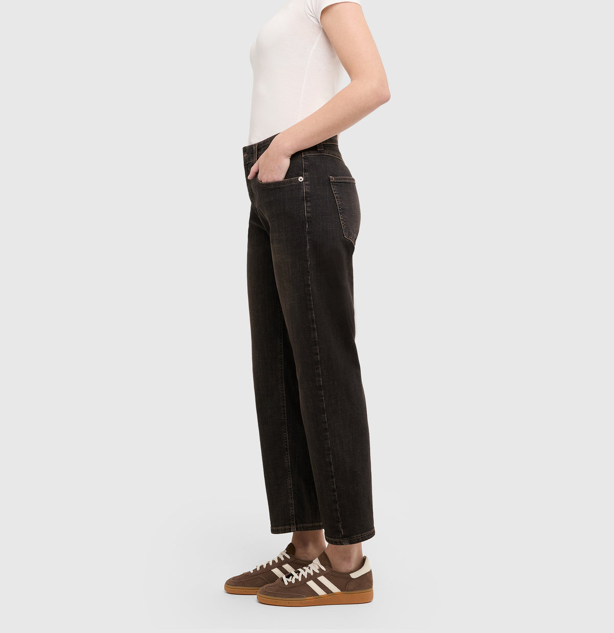 | GINA straight | coffee tinted black | Side view of model