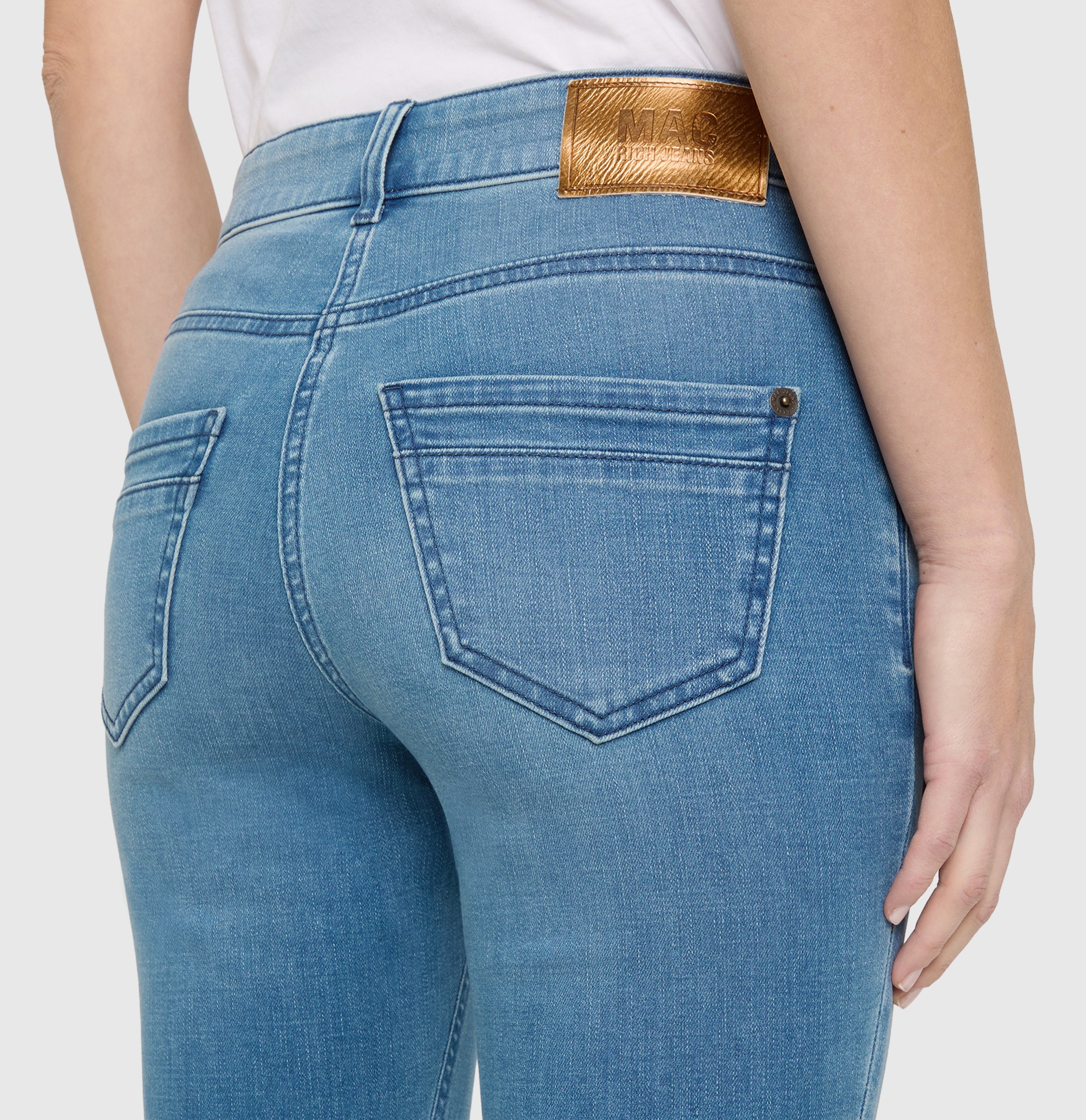 Slim jeans in a light cotton-modal blend. | RICH SLIM | authentic cobalt used | Detailed view 2 of model