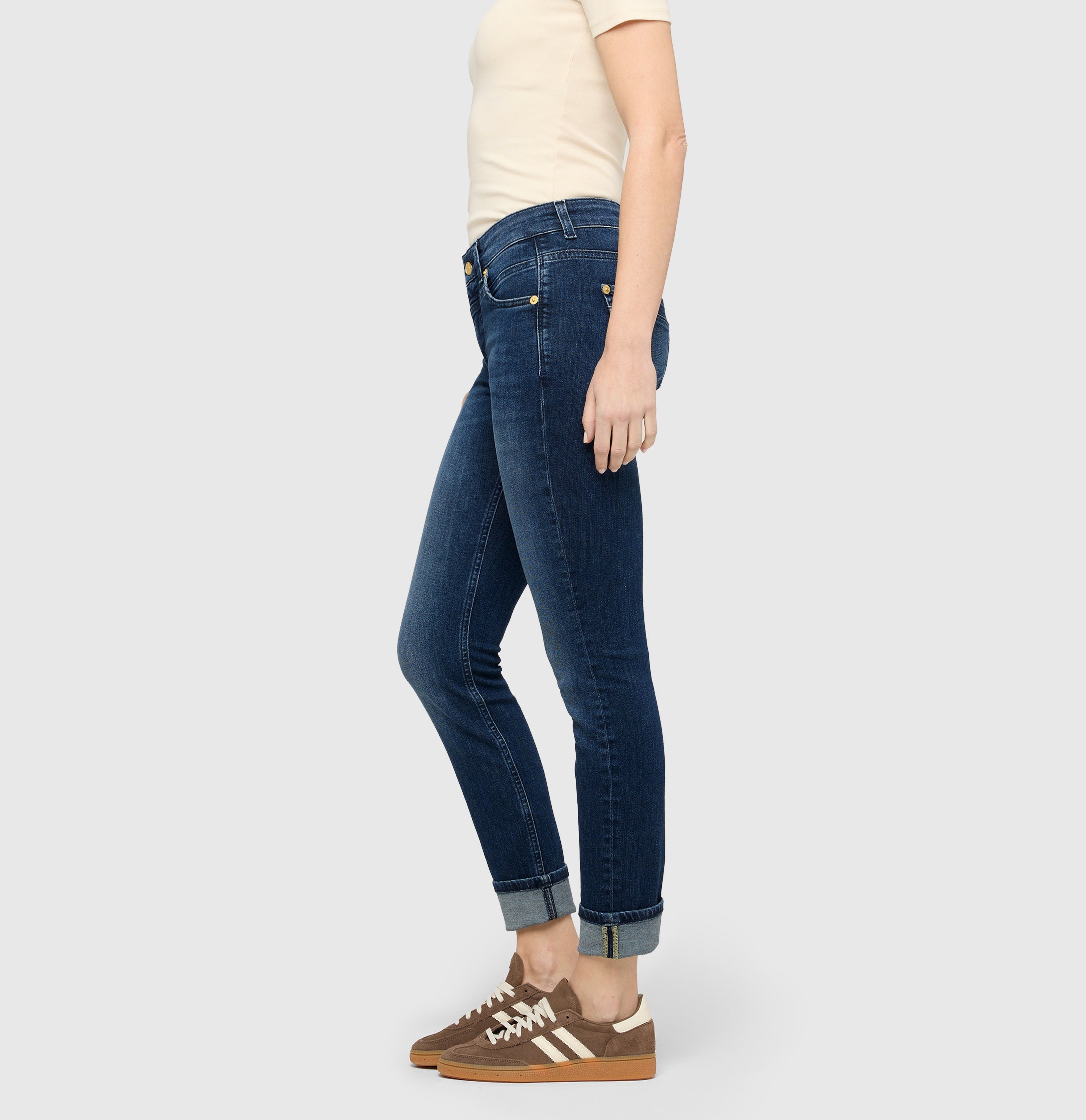 Slim jeans in a light cotton-lyocell blend. | RICH SLIM | authentic blue | Side view of model