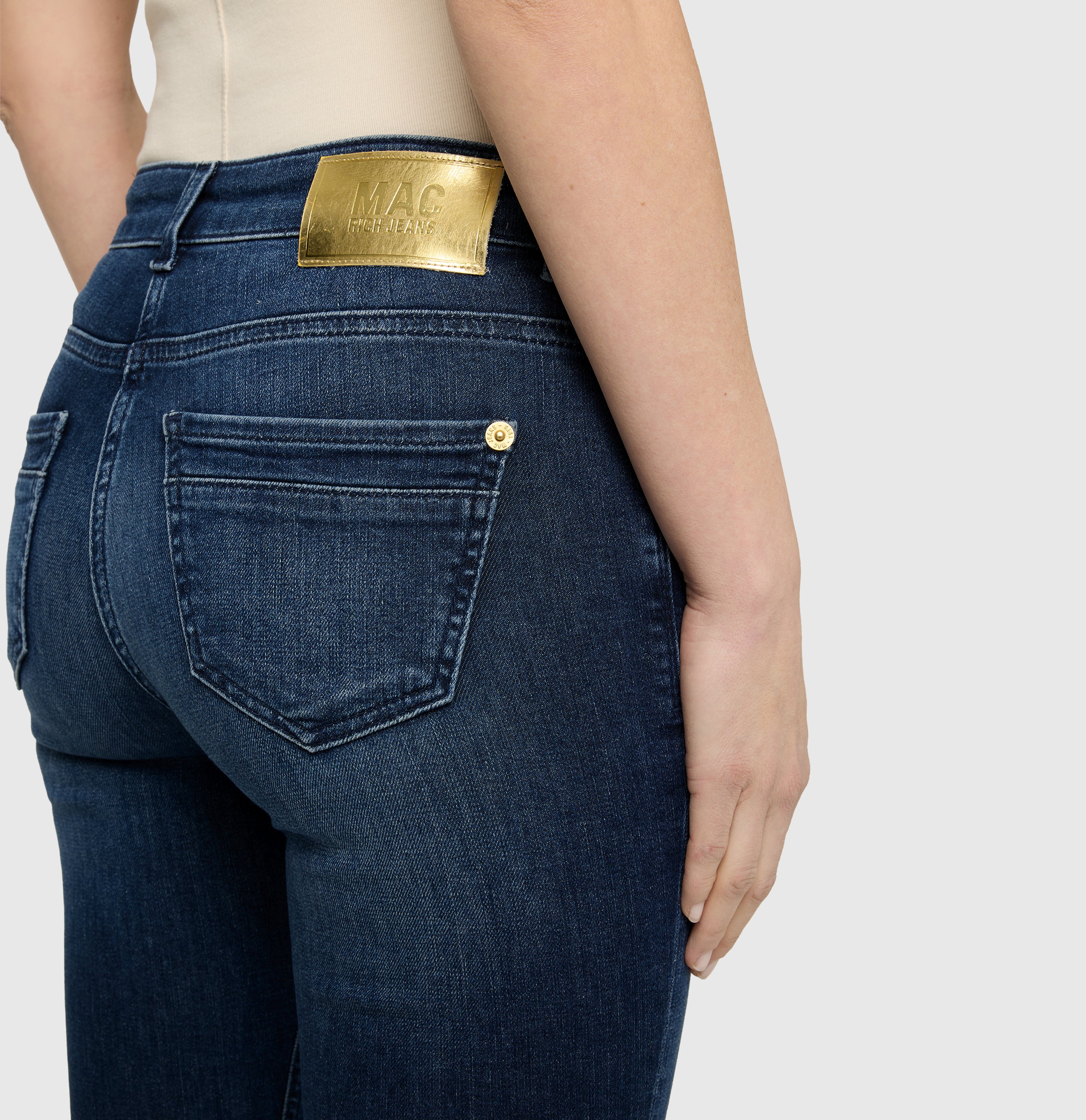 Slim jeans in a light cotton-lyocell blend. | RICH SLIM | authentic blue | Detailed view 2 of model