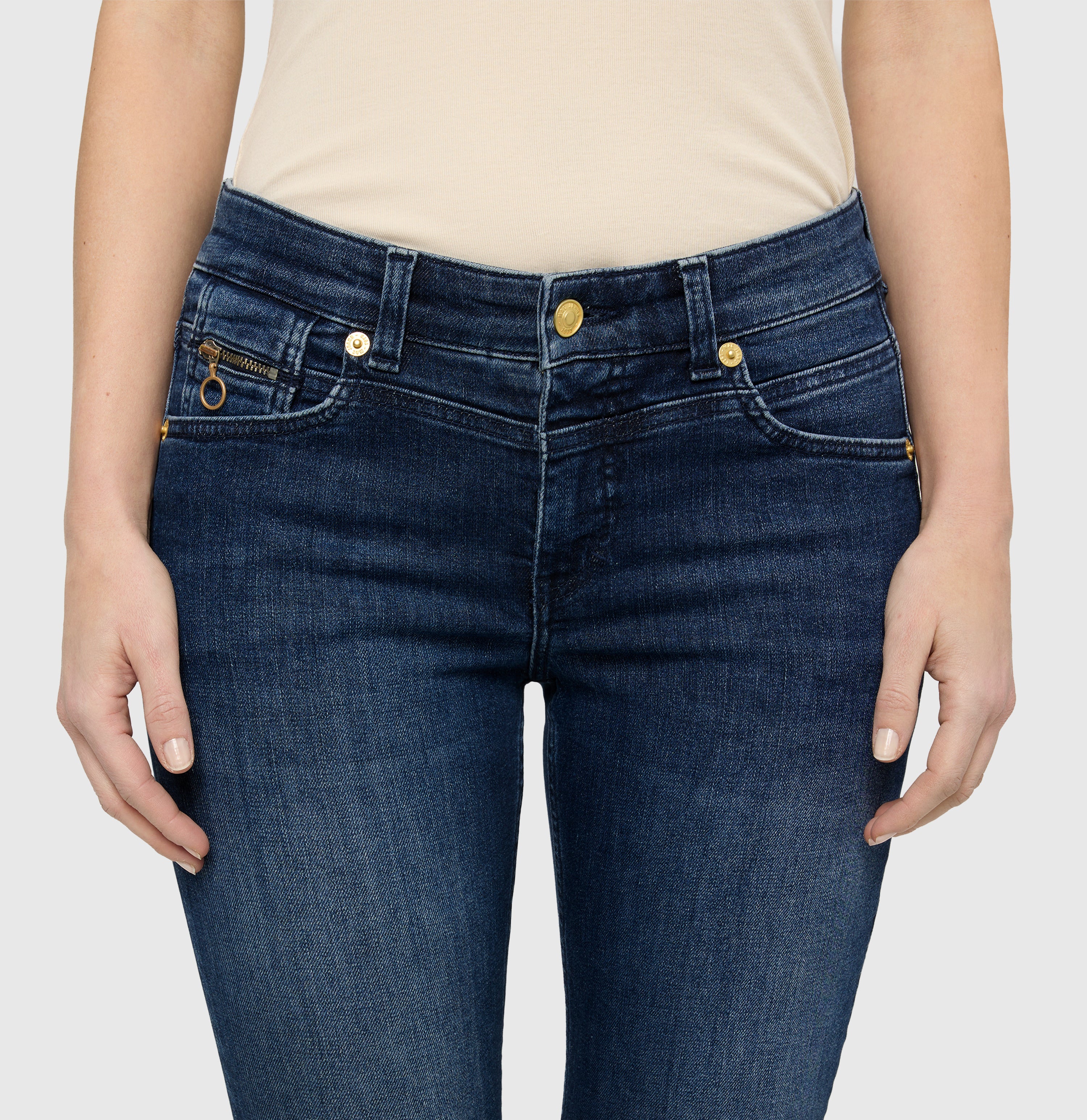 Slim jeans in a light cotton-lyocell blend. | RICH SLIM | authentic blue | Detailed view 3 of model