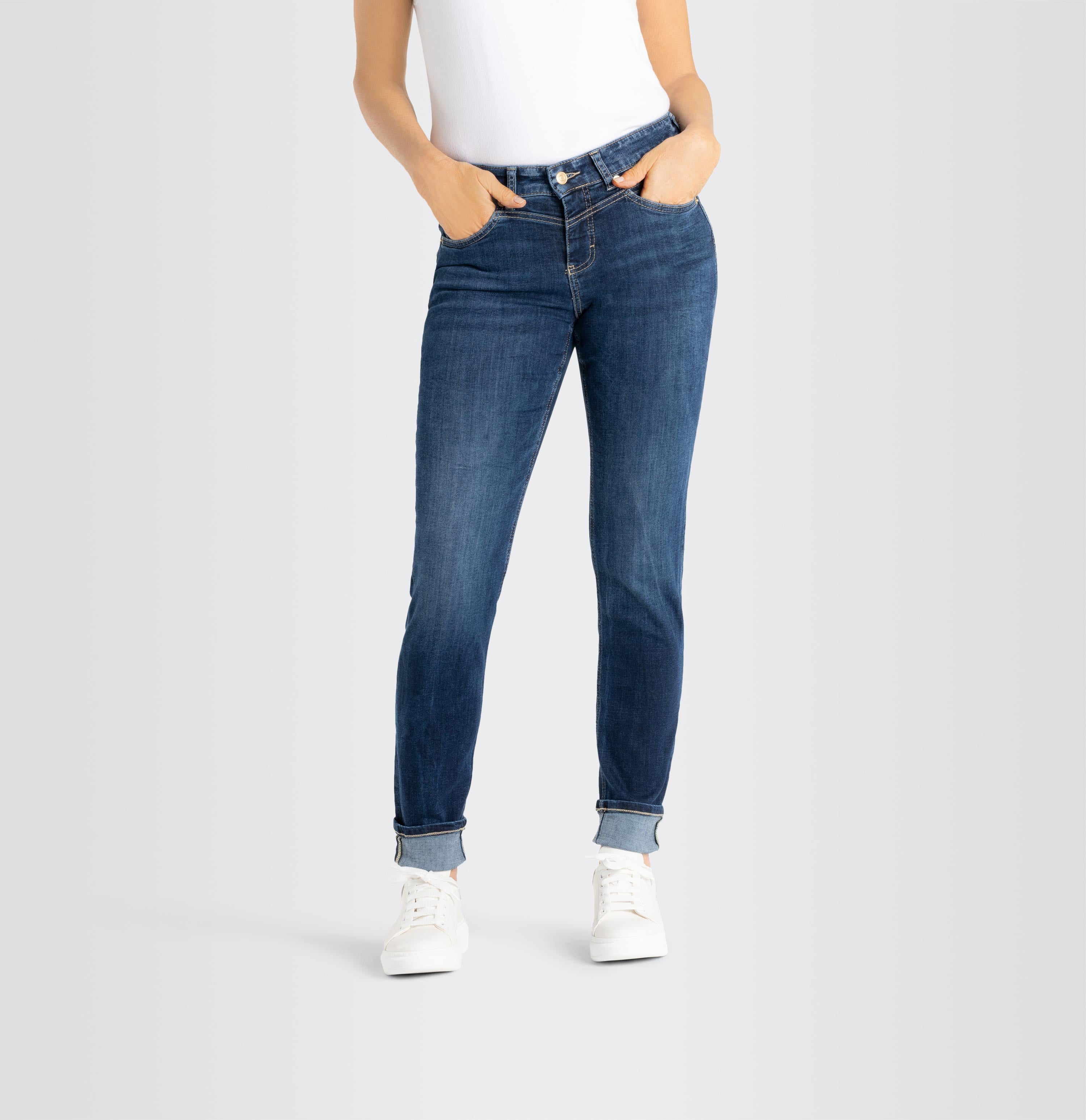 Slim jeans in a light cotton-modal blend. | RICH SLIM | dark blue net wash | Front view of model