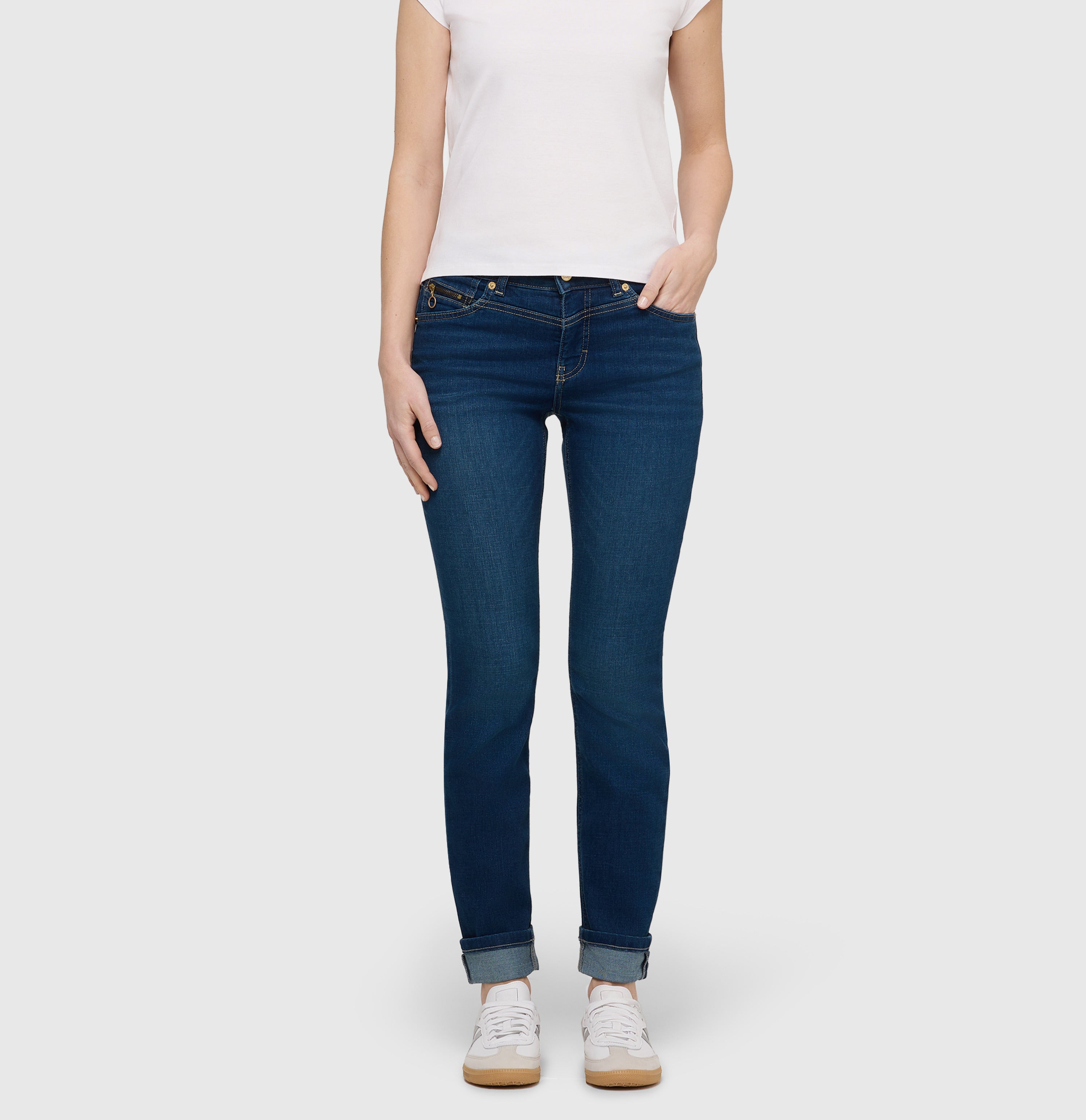 Slim jeans in a light cotton-modal blend. | RICH SLIM | dark blue net wash | Front view of model