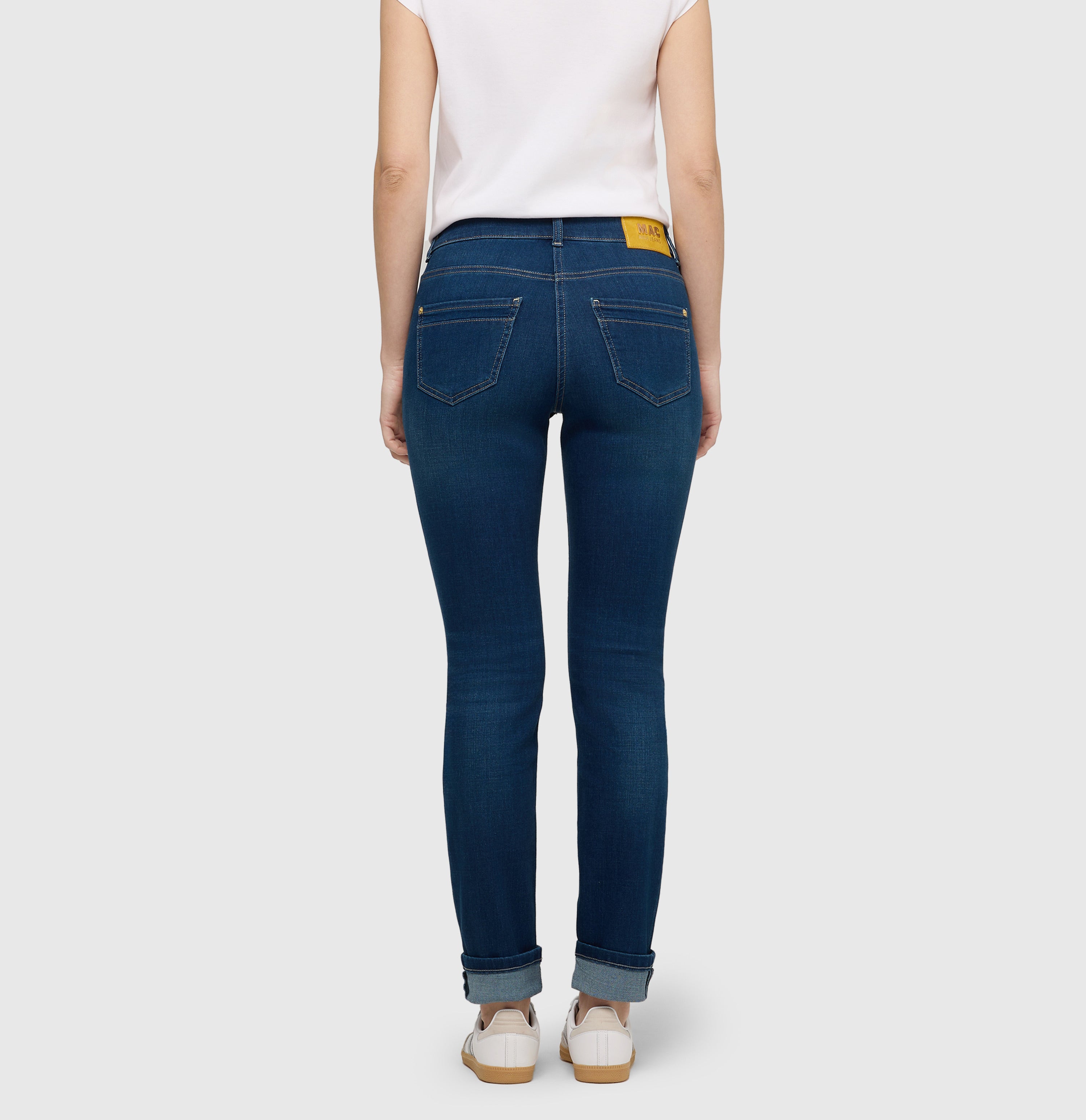 Slim jeans in a light cotton-modal blend. | RICH SLIM | dark blue net wash | Back view of model