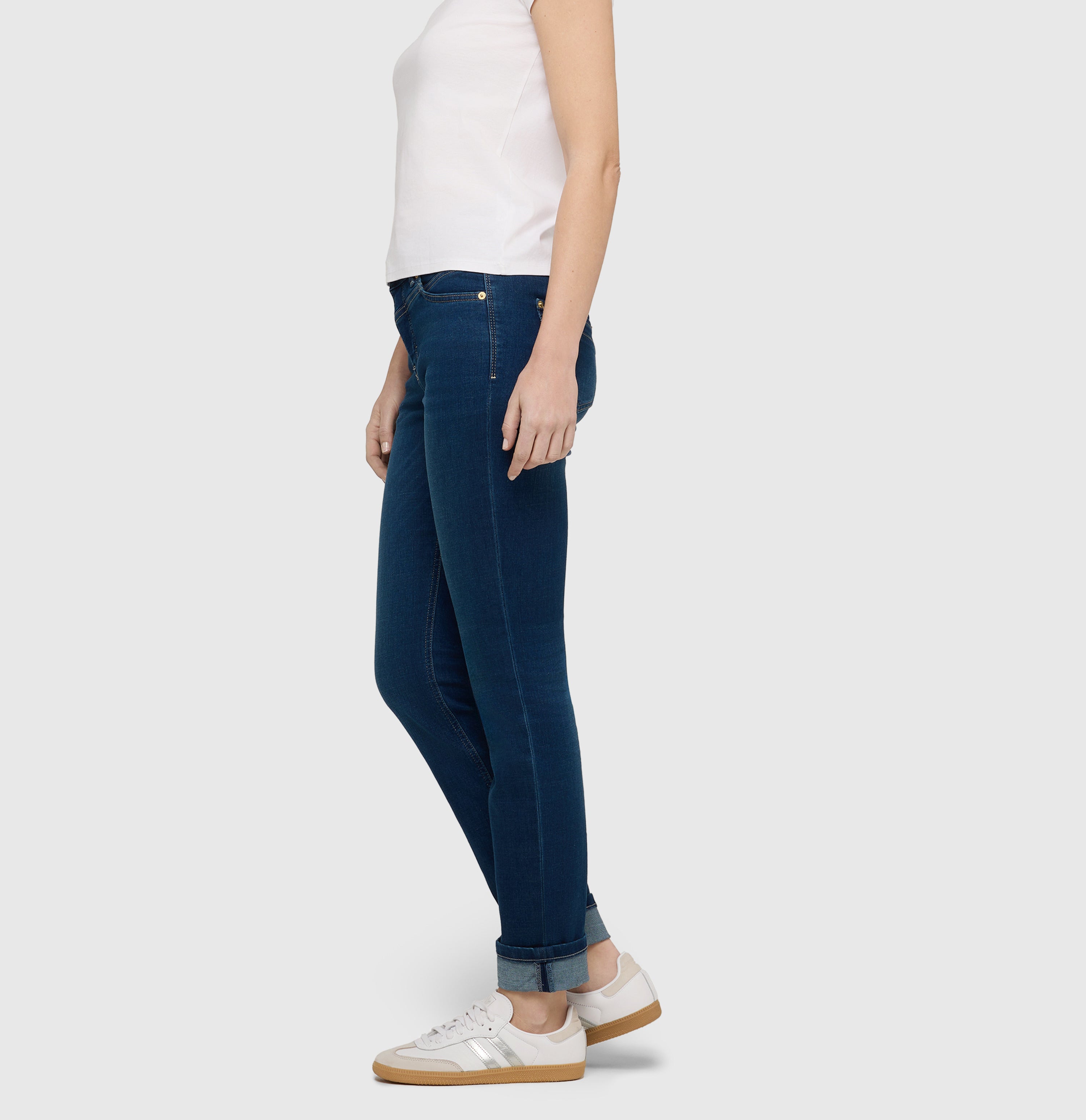 Slim jeans in a light cotton-modal blend. | RICH SLIM | dark blue net wash | Side view of model