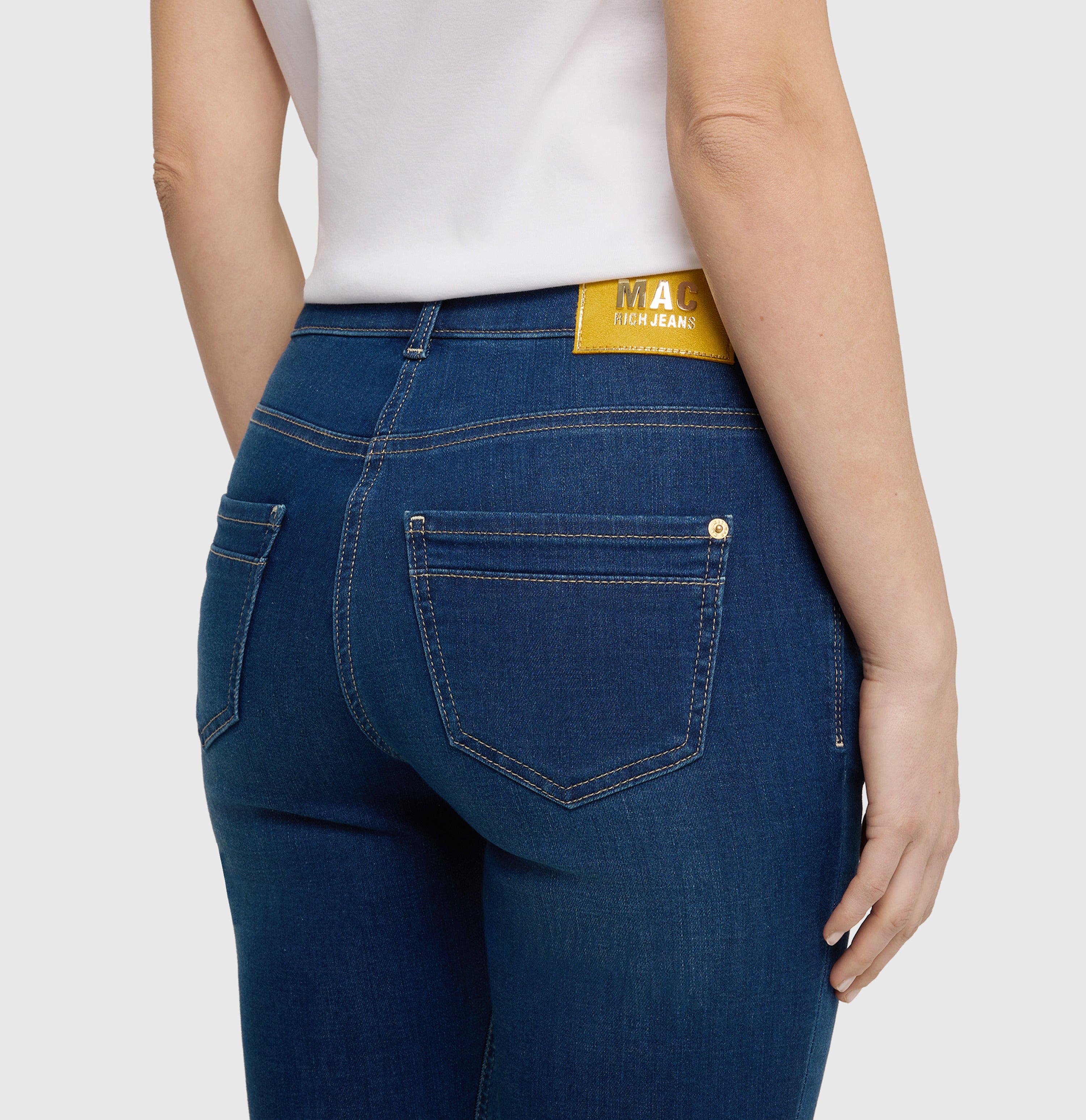 Slim jeans in a light cotton-modal blend. | RICH SLIM | dark blue net wash | Detailed view 2 of model