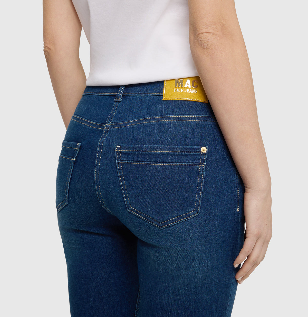 Slim jeans in a light cotton-modal blend. | RICH SLIM | dark blue net wash | Detailed view 2 of model
