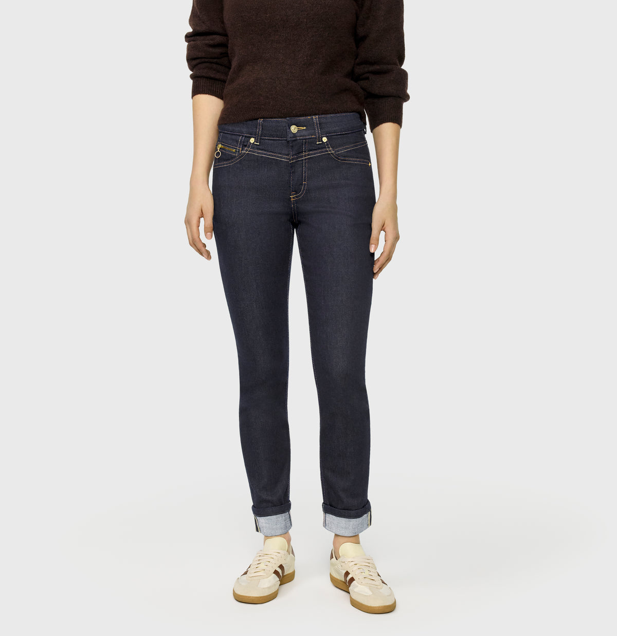 Slim jeans in a light cotton-modal blend. | RICH SLIM | fashion rinsed | Front view of model