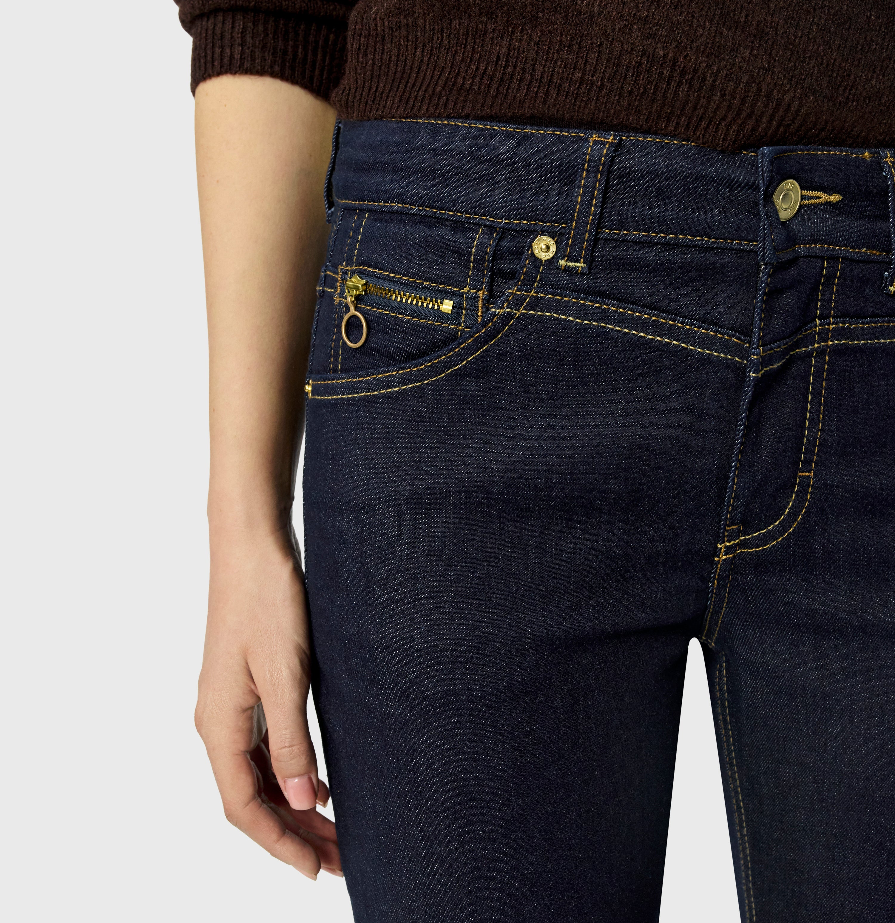 Slim jeans in a light cotton-modal blend. | RICH SLIM | fashion rinsed | Detailed view 2 of model