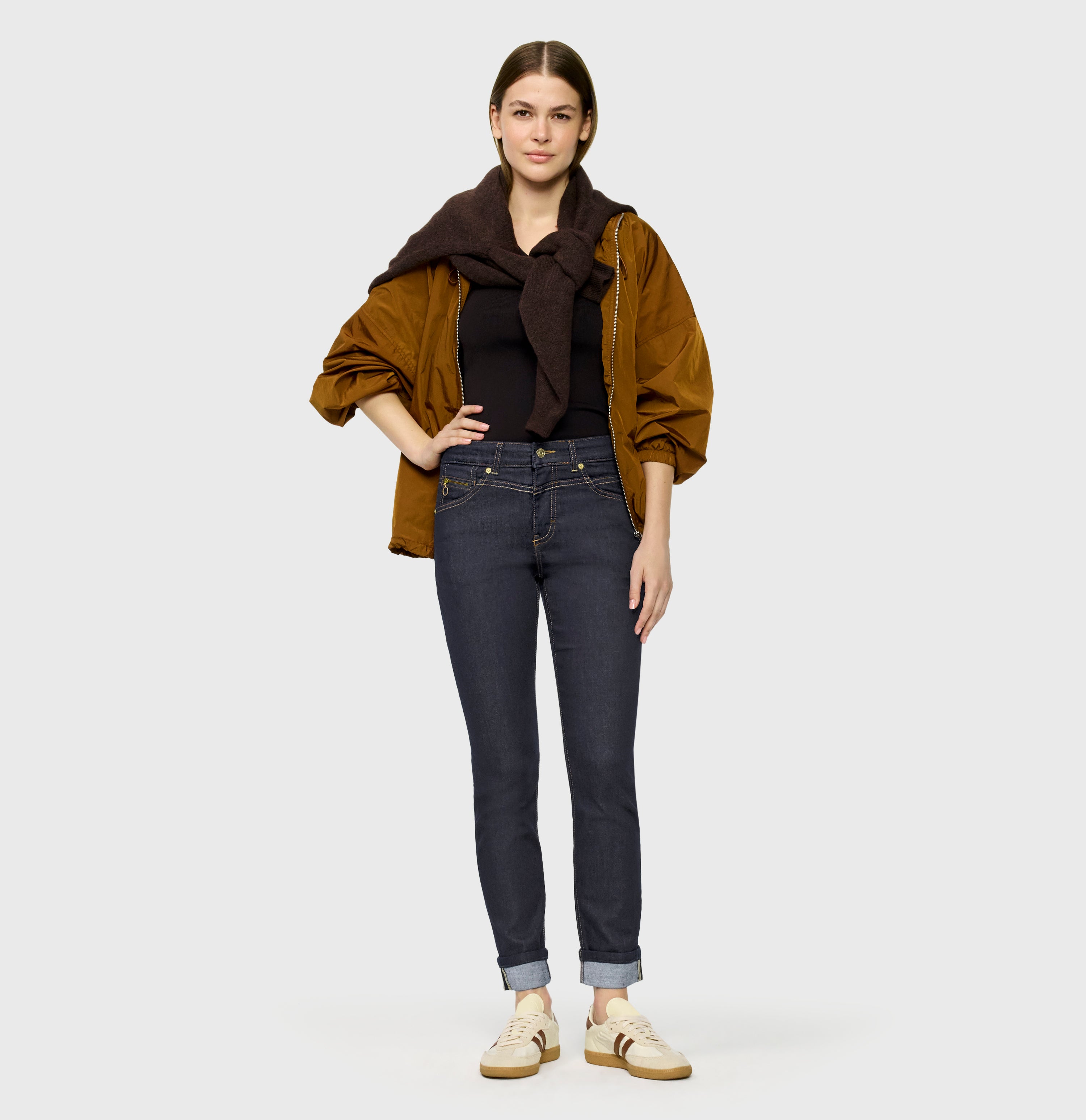 Slim jeans in a light cotton-modal blend. | RICH SLIM | fashion rinsed | Full-body of model