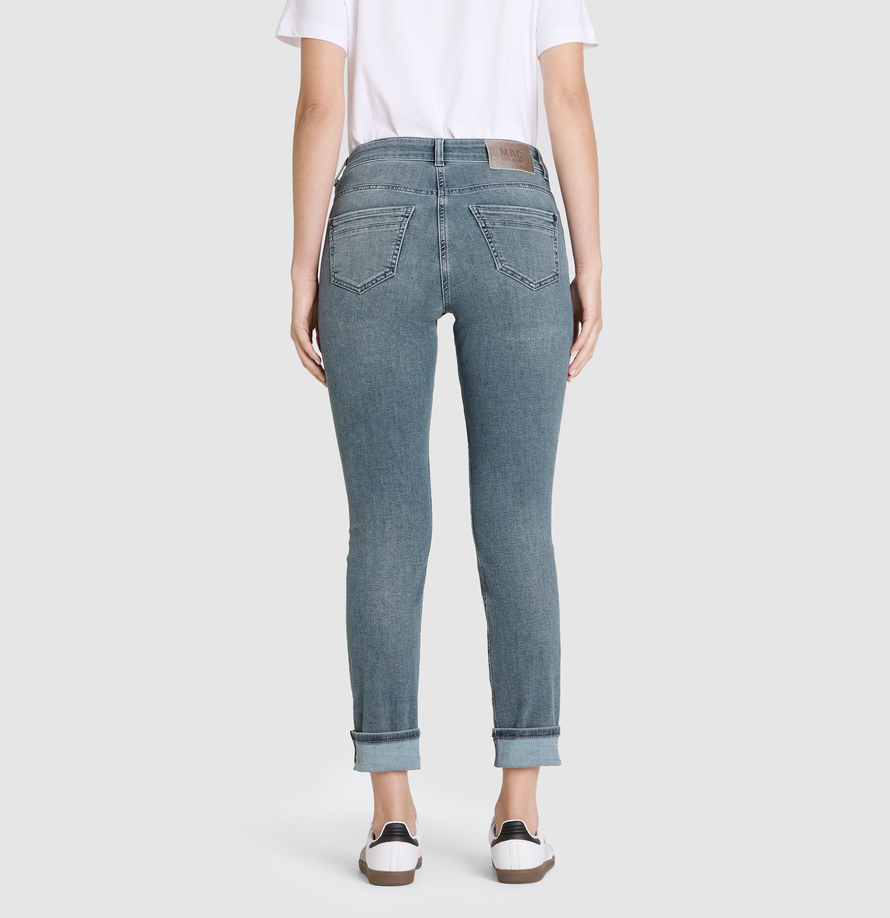 Slim fit in a light lyocell blend. | RICH SLIM hem glam | greyish midblue | Back view of model