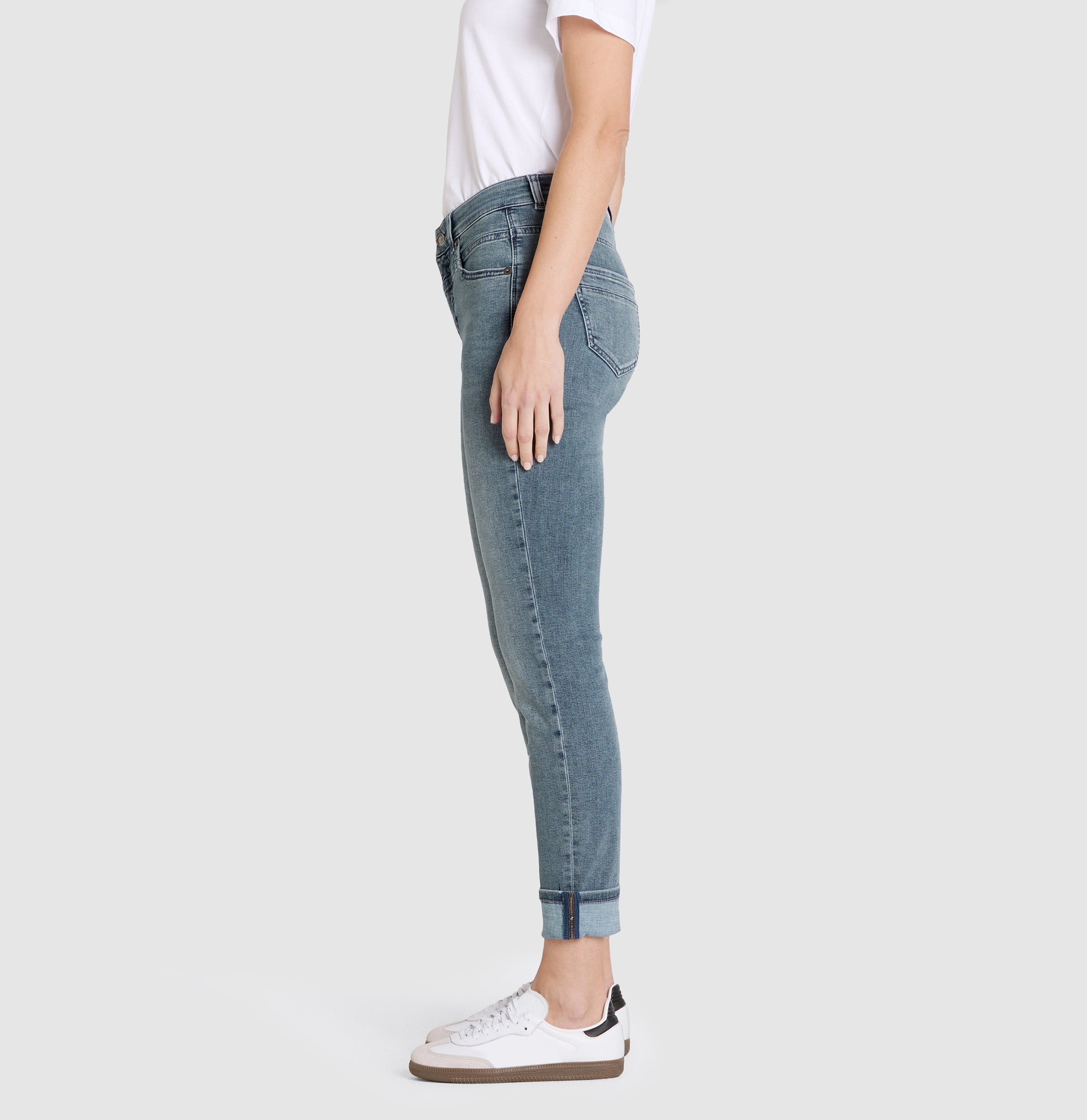 Slim fit in a light lyocell blend. | RICH SLIM hem glam | greyish midblue | Side view of model