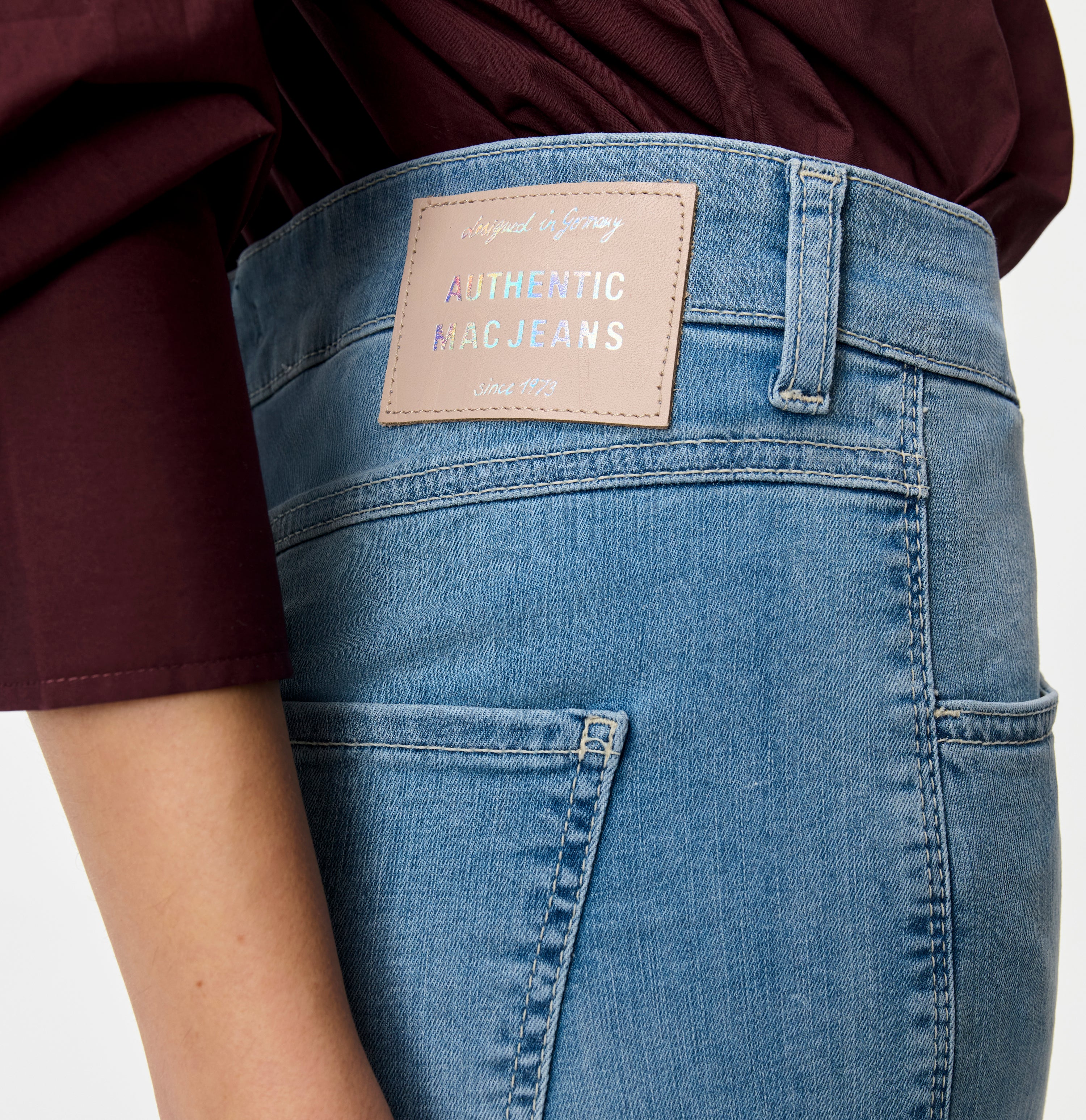 Capri jeans in a summer material. | CAPRI summer clean | light basic wash | Detailed view 2 of model