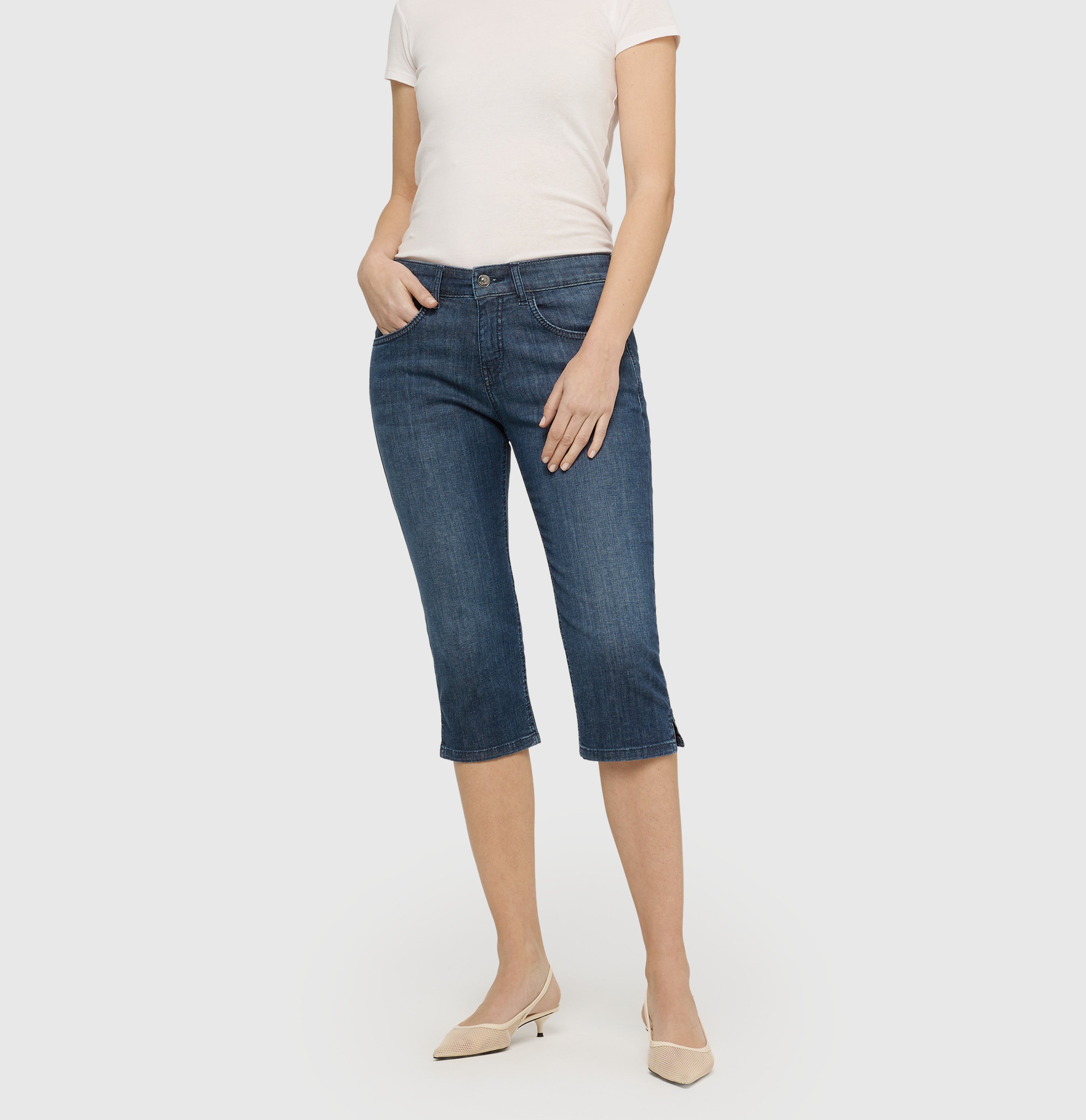 Capri jeans in a summer material. | CAPRI summer clean | dark ocean wash | Front view of model