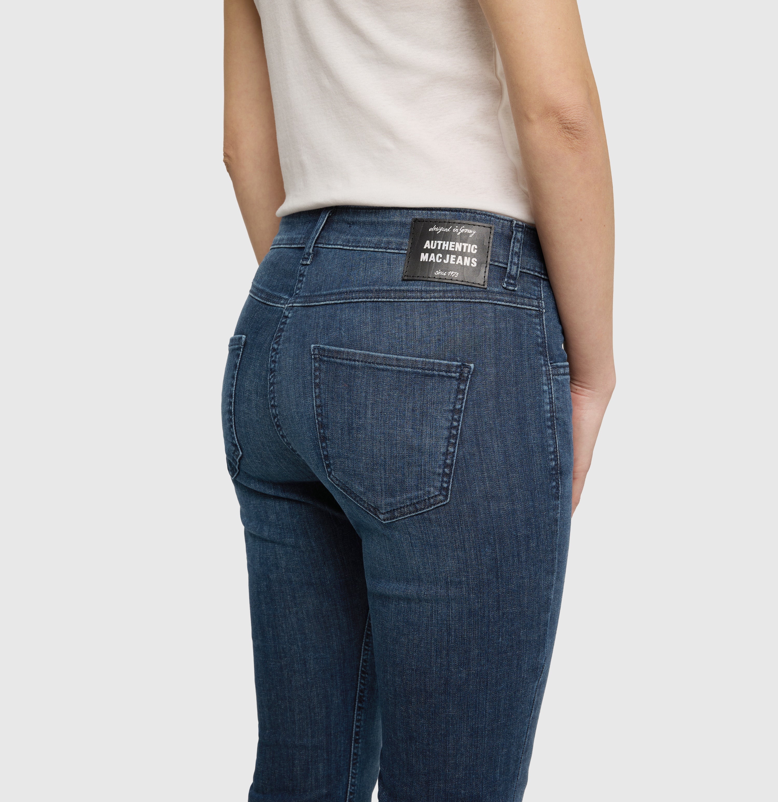 Capri jeans in a summer material. | CAPRI summer clean | dark ocean wash | Detailed view 2 of model