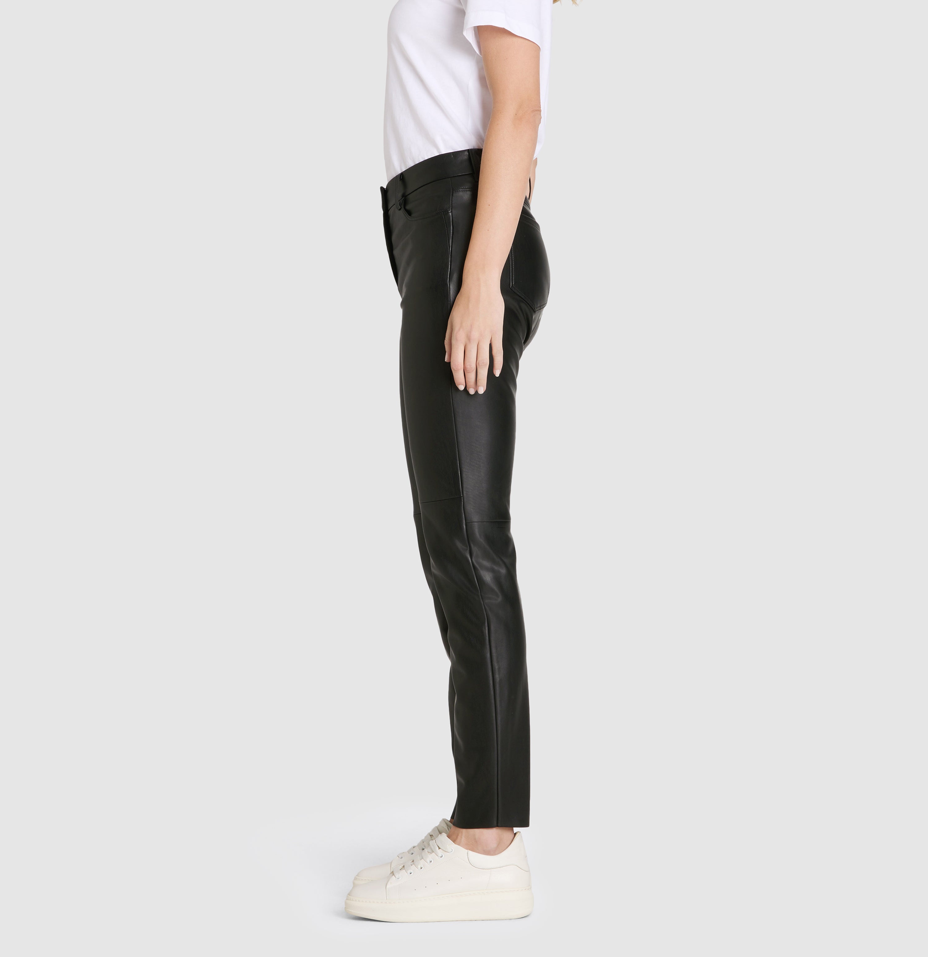 Skinny fit with an authentic leather look. | SKINNY vegan | black | Side view of model
