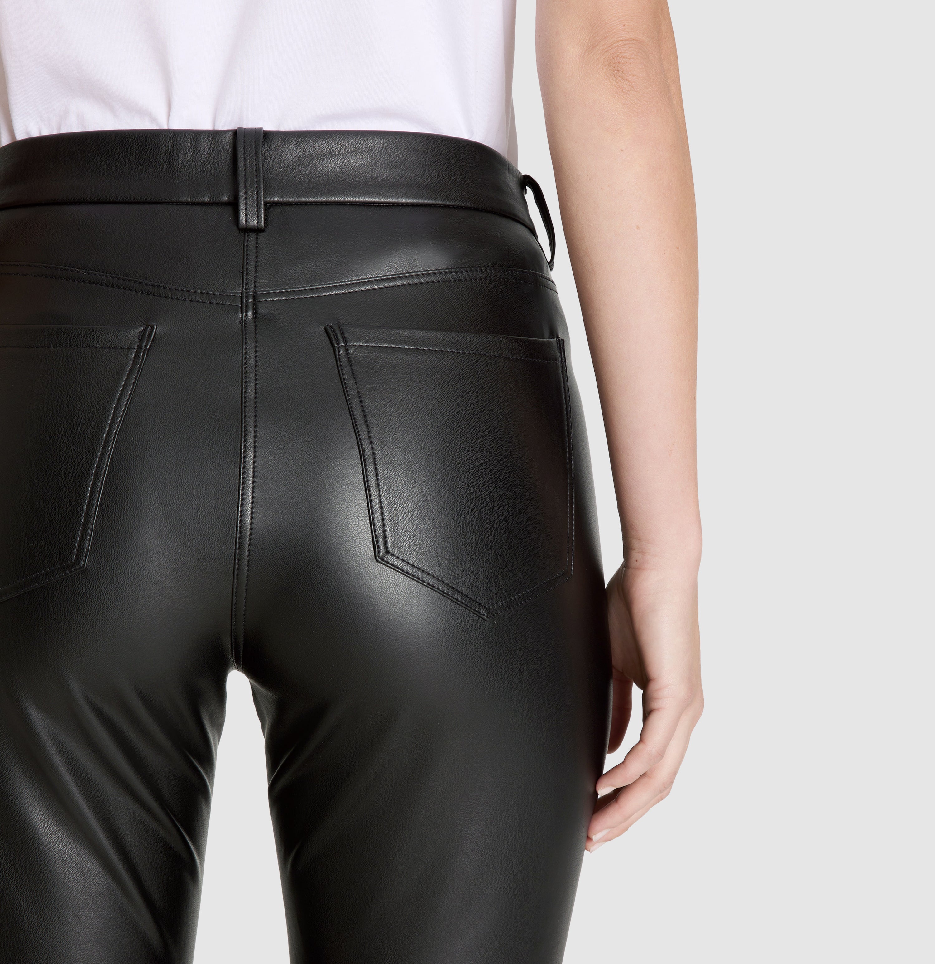 Skinny fit with an authentic leather look. | SKINNY vegan | black | Detailed view 2 of model