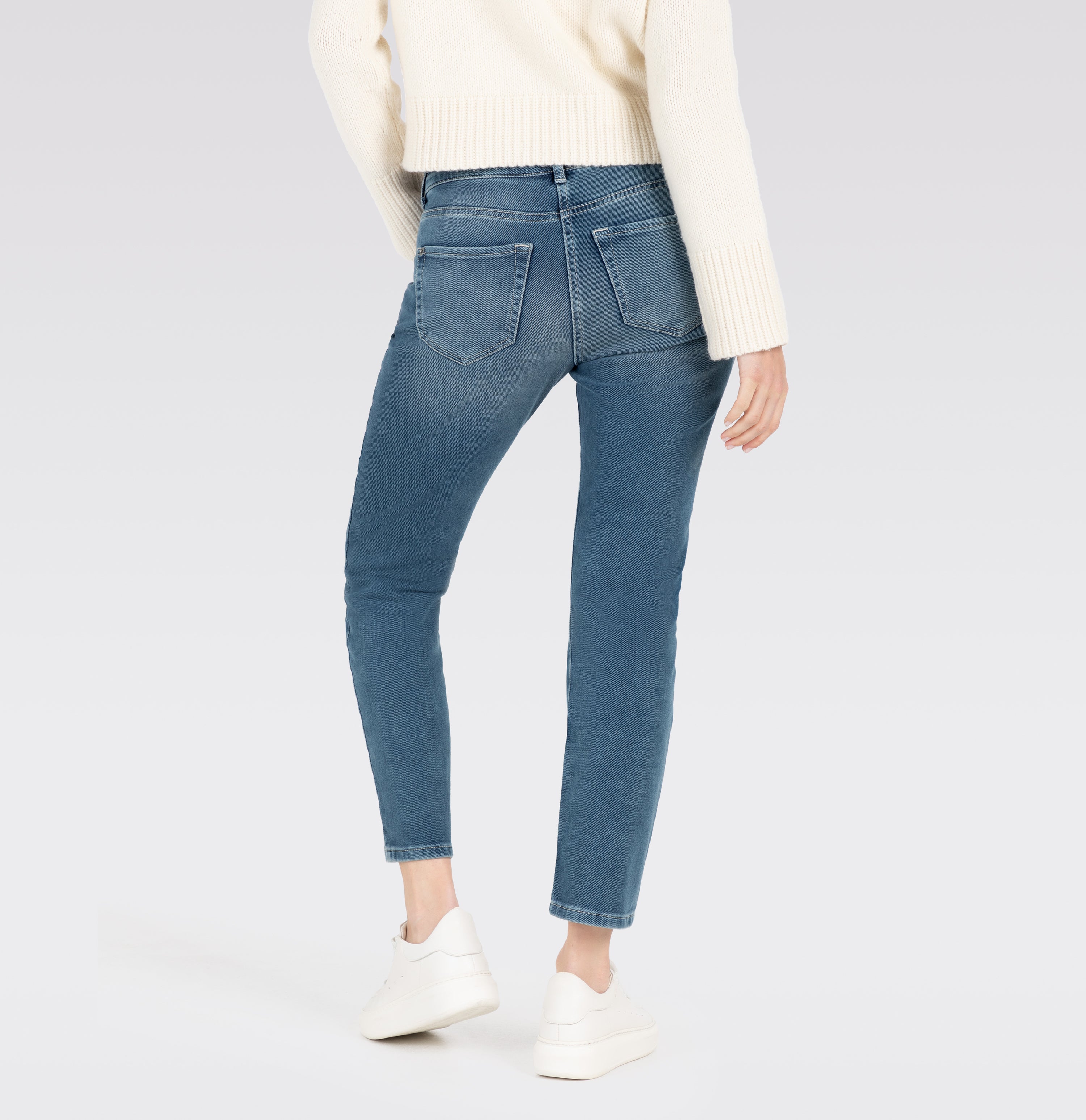 Slim thermal jeans jeans with zip detail. | SLIM | mid blue authentic | Back view of model