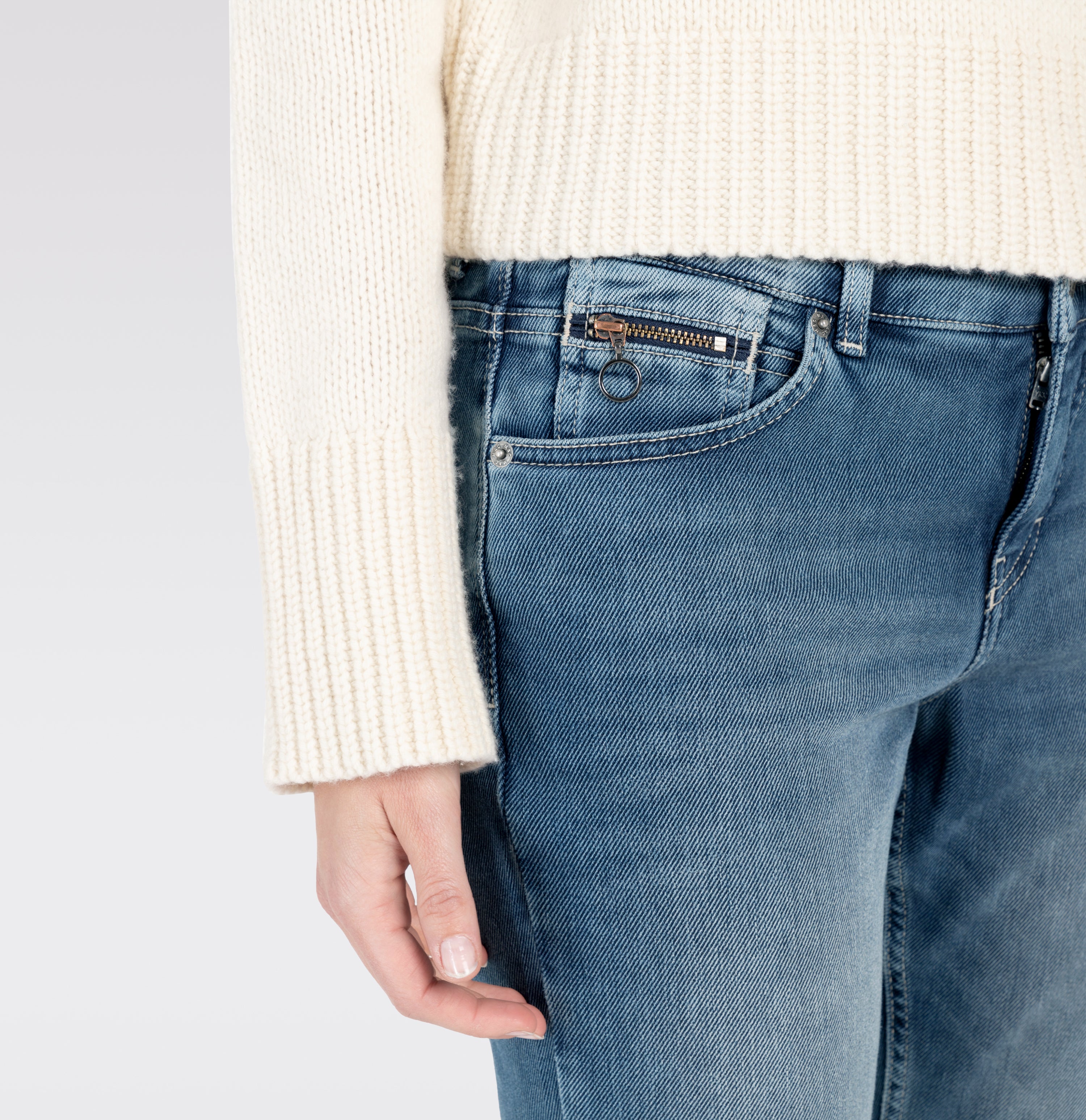 Slim thermal jeans jeans with zip detail. | SLIM | mid blue authentic | Side view of model