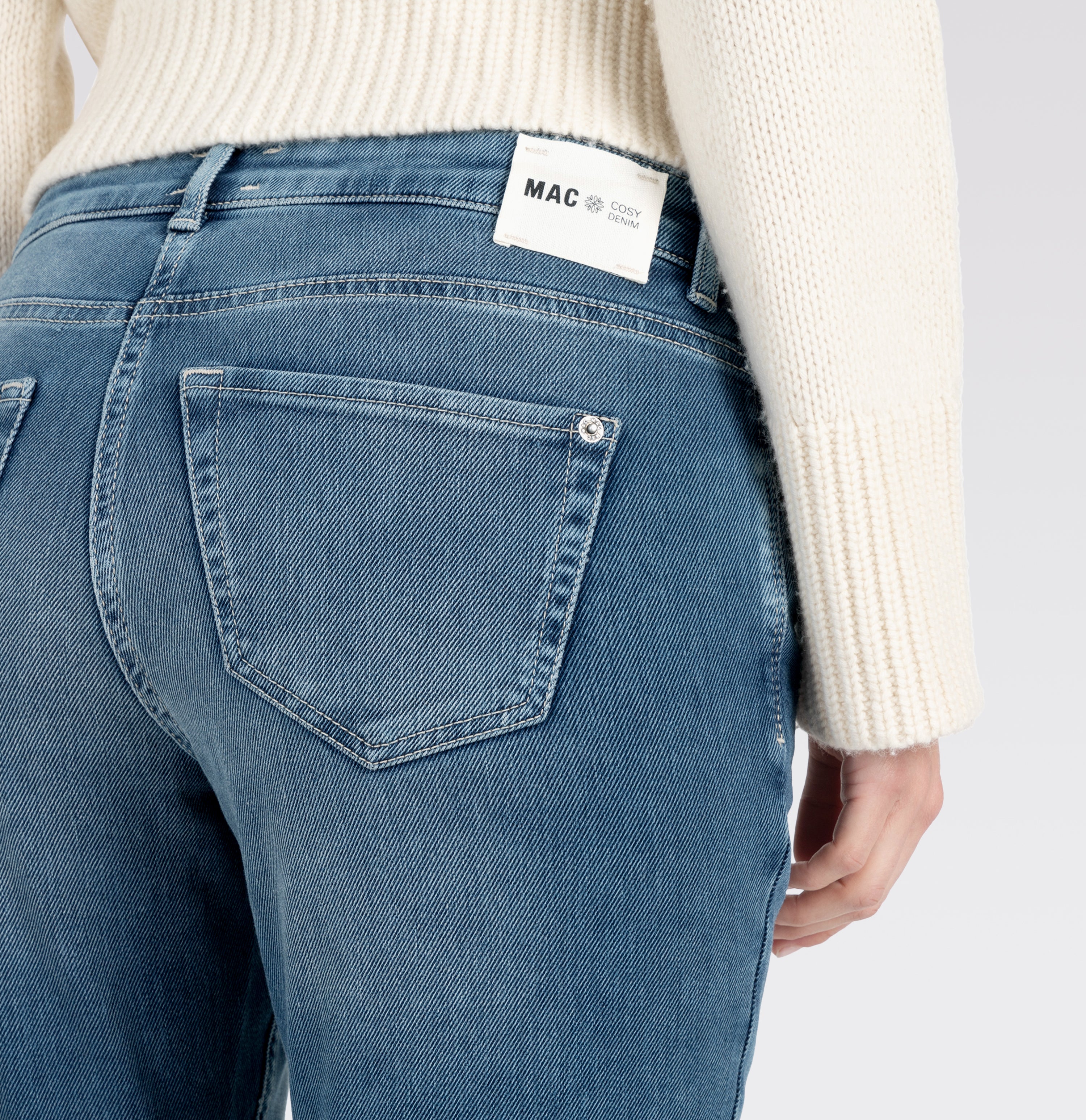 Slim thermal jeans jeans with zip detail. | SLIM | mid blue authentic | Detailed view 3 of model