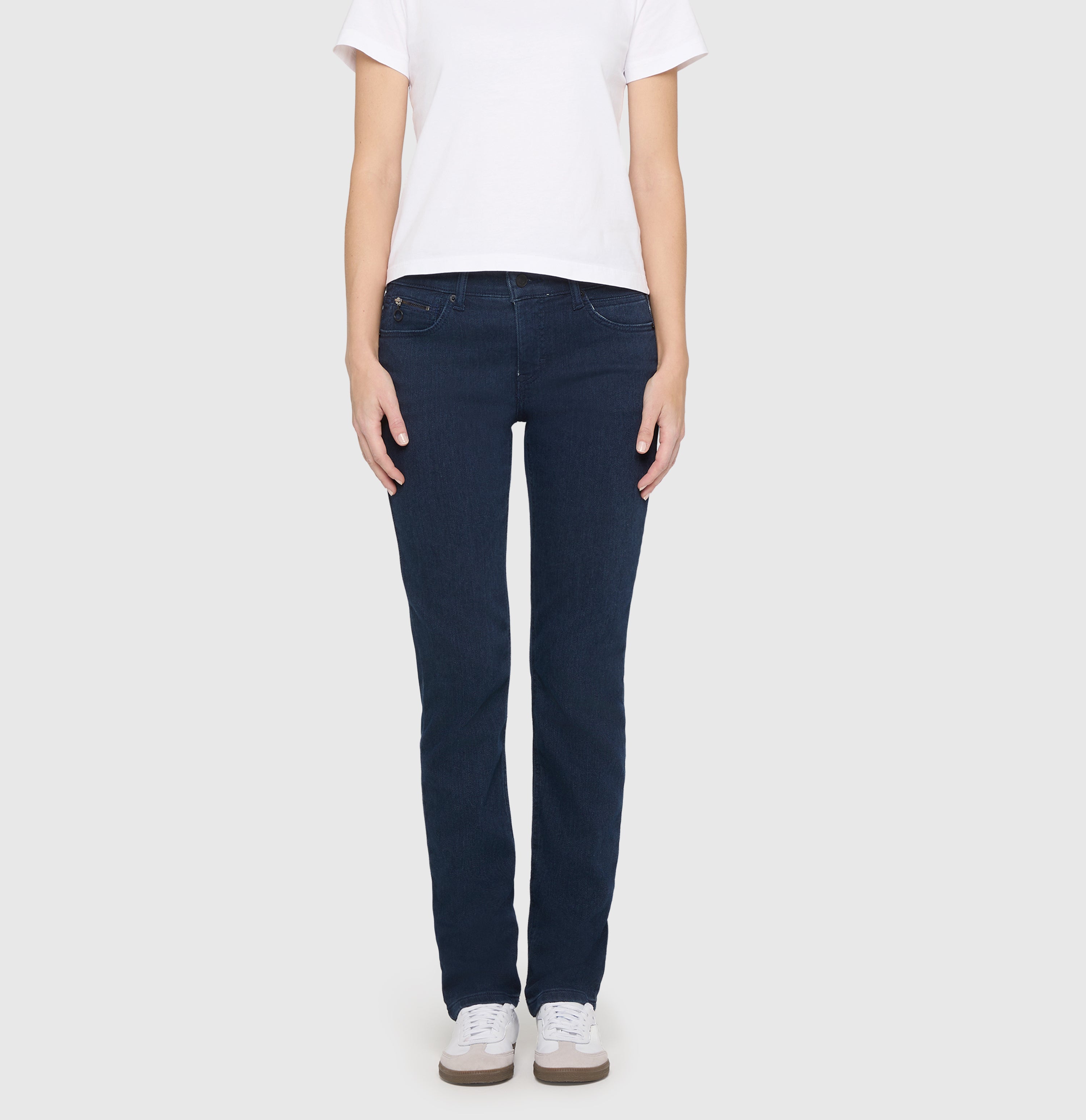 Slim thermal jeans jeans with zip detail. | SLIM | dark blue commercial wash | Front view of model