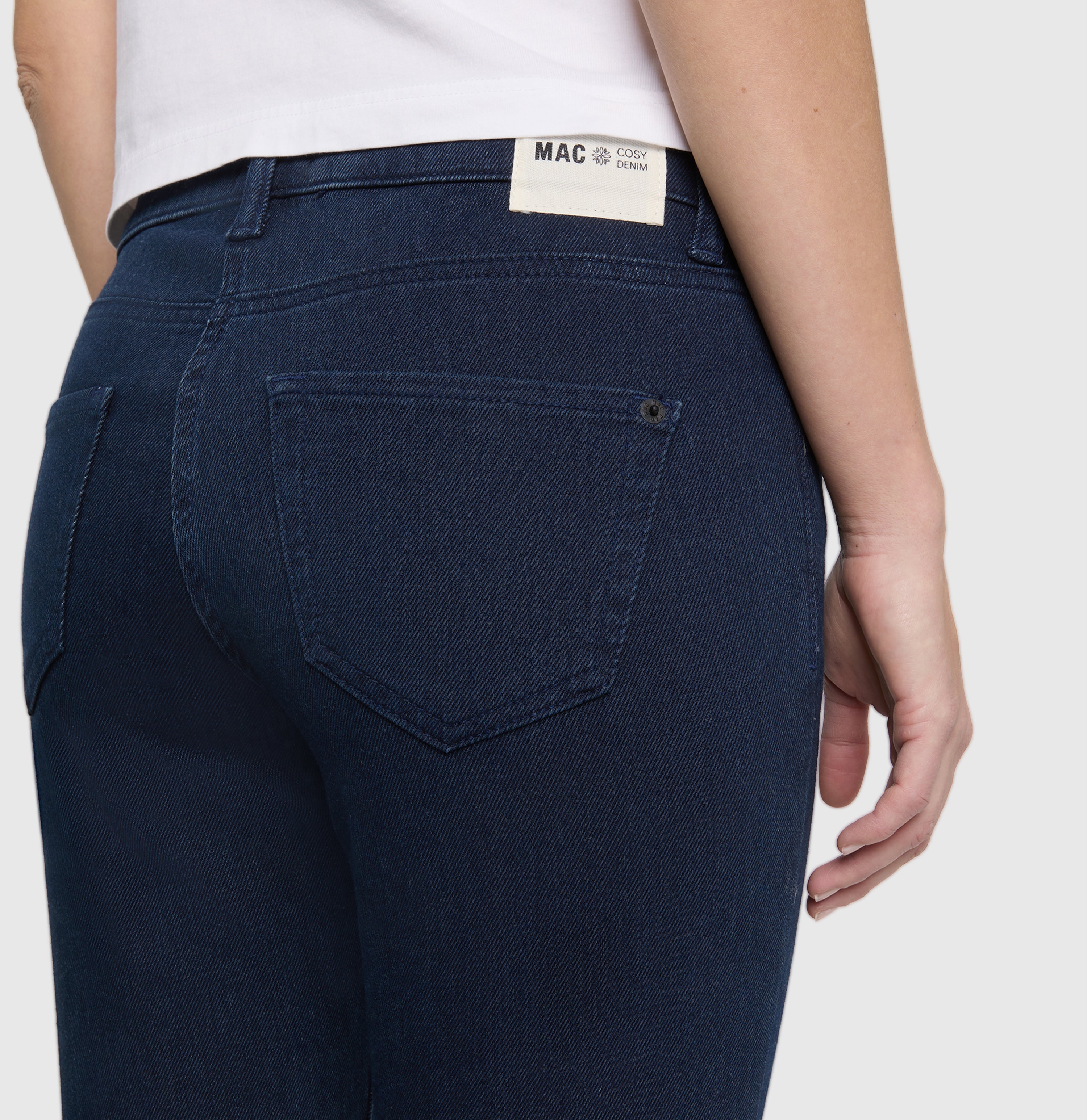 Slim thermal jeans jeans with zip detail. | SLIM | dark blue commercial wash | Detailed view 2 of model