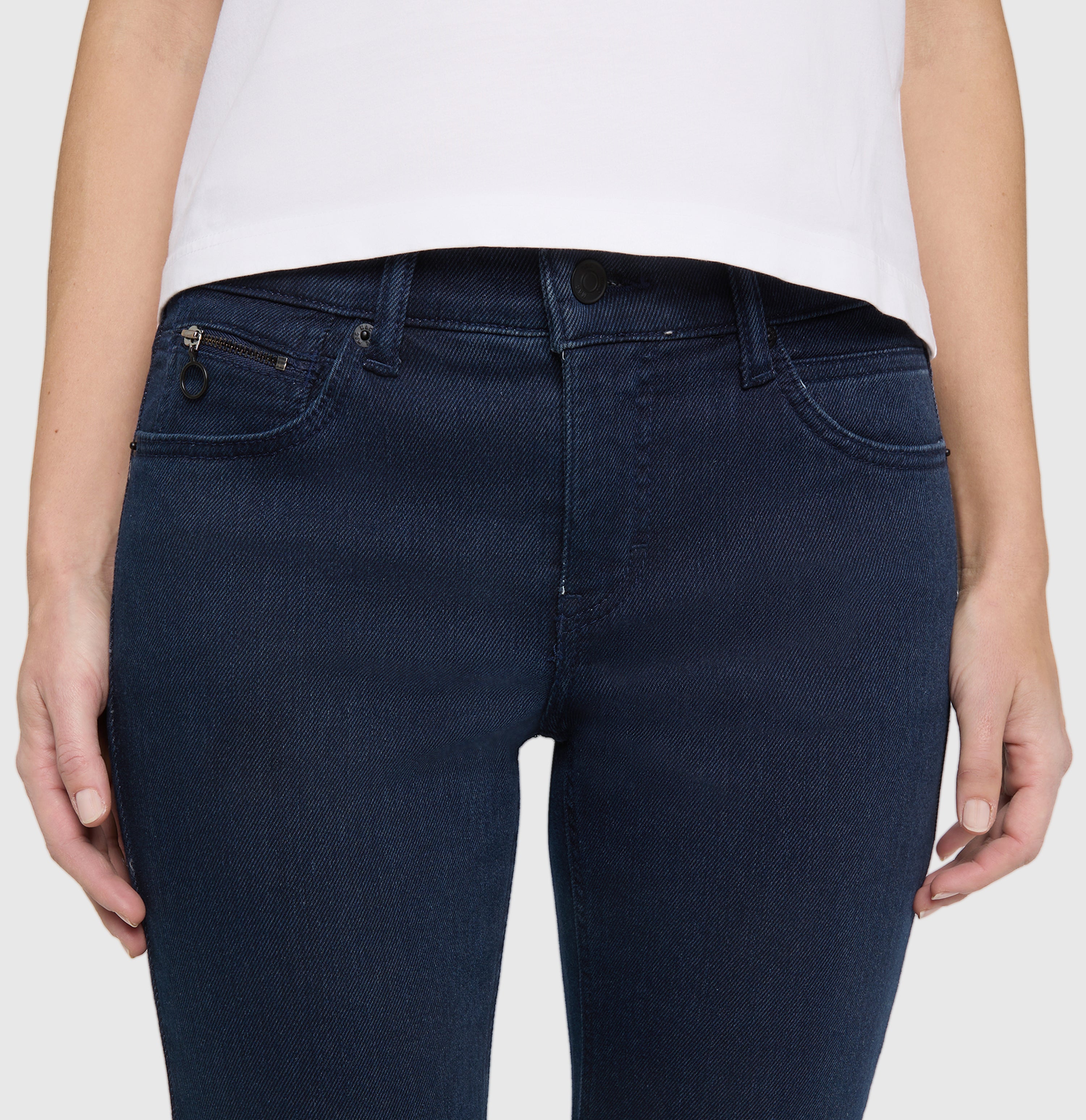 Slim thermal jeans jeans with zip detail. | SLIM | dark blue commercial wash | Detailed view 3 of model