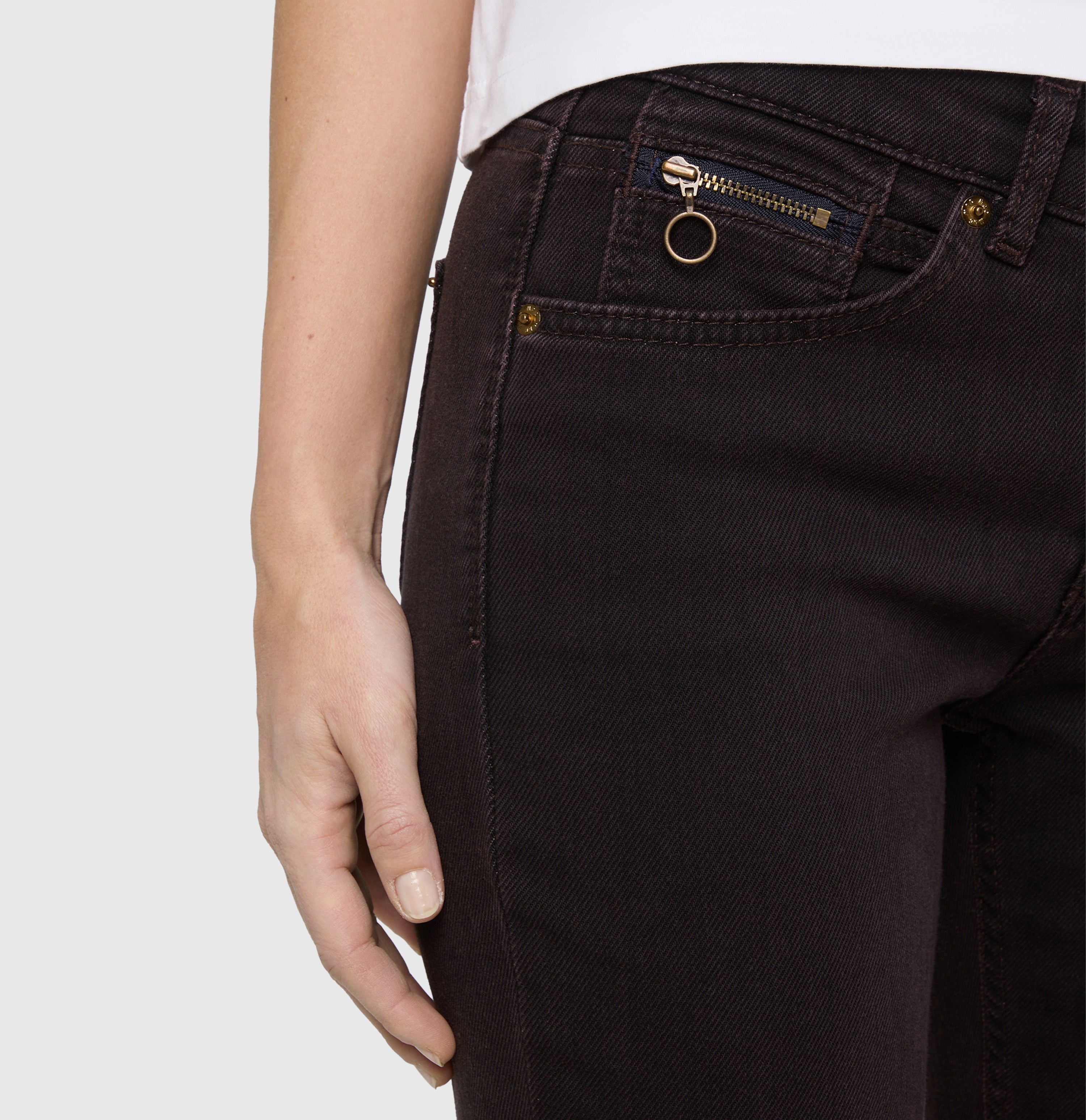 Slim thermal jeans jeans with zip detail. | SLIM | brown overdye black | Detailed view 3 of model