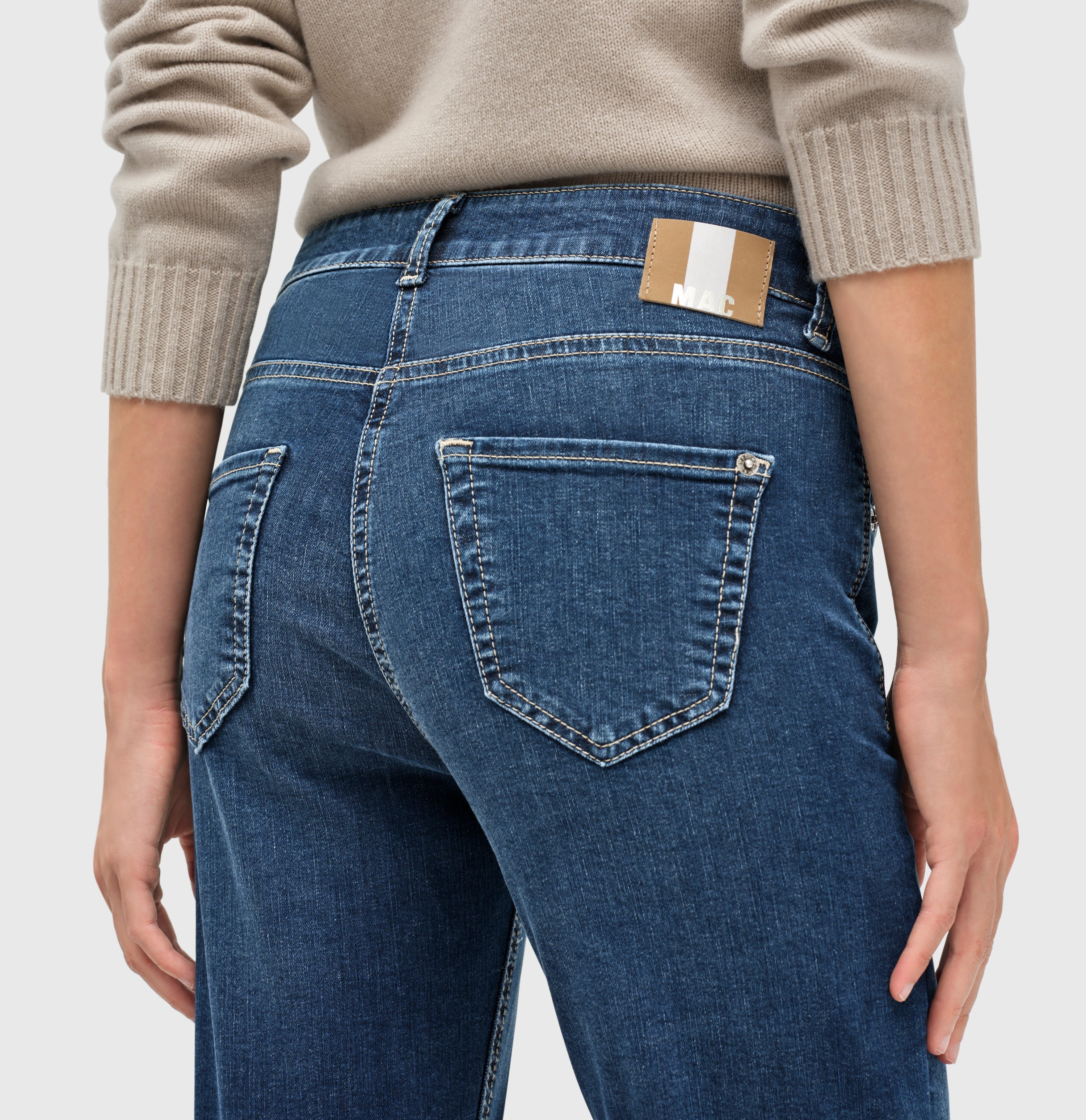 Slim, comfortable jeans with zip detail. | SLIM | new basic wash | Detailed view 3 of model