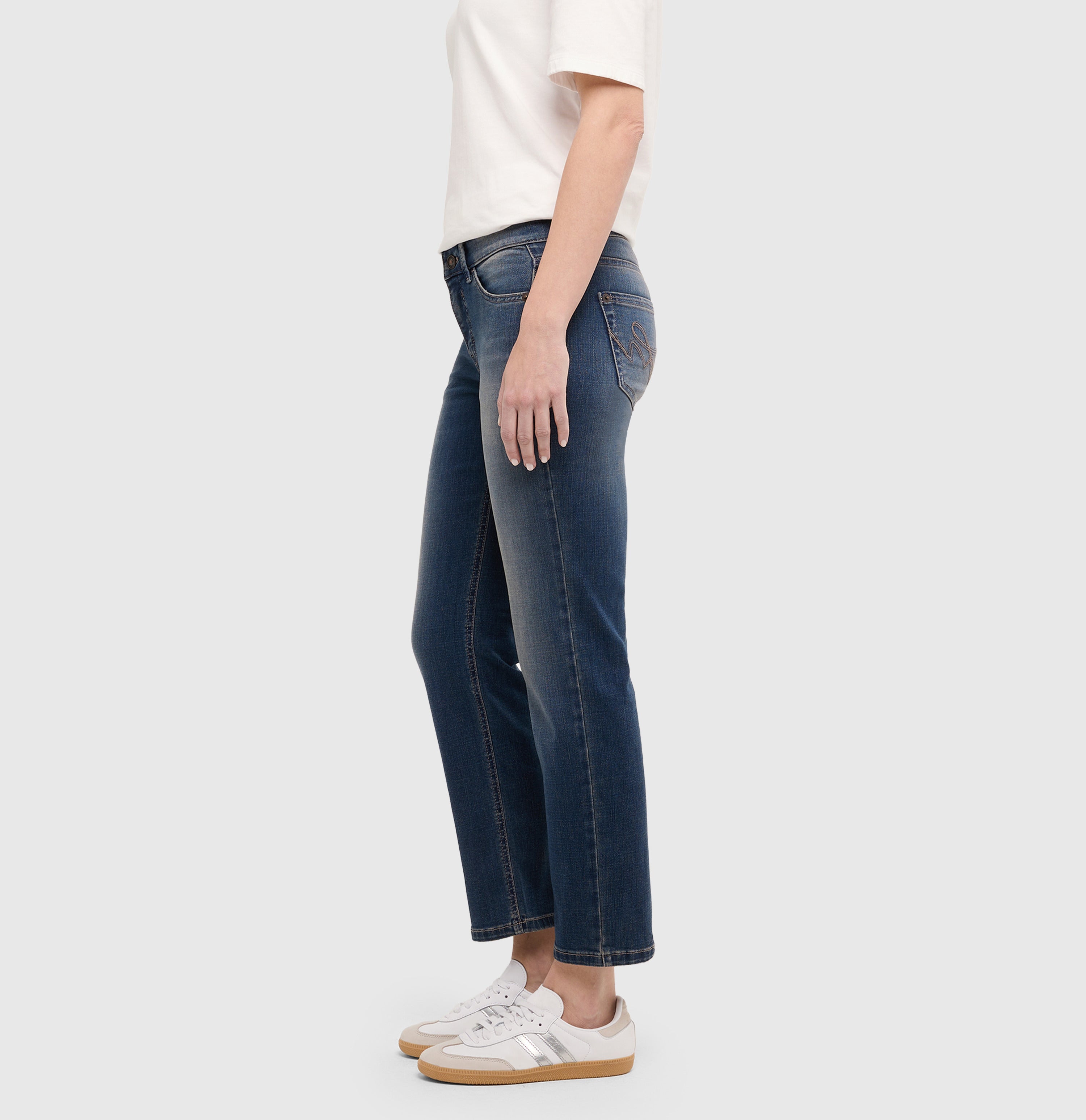 Slim fit made from light denim. | CARRIE straight | stormy midblue brown | Side view of model