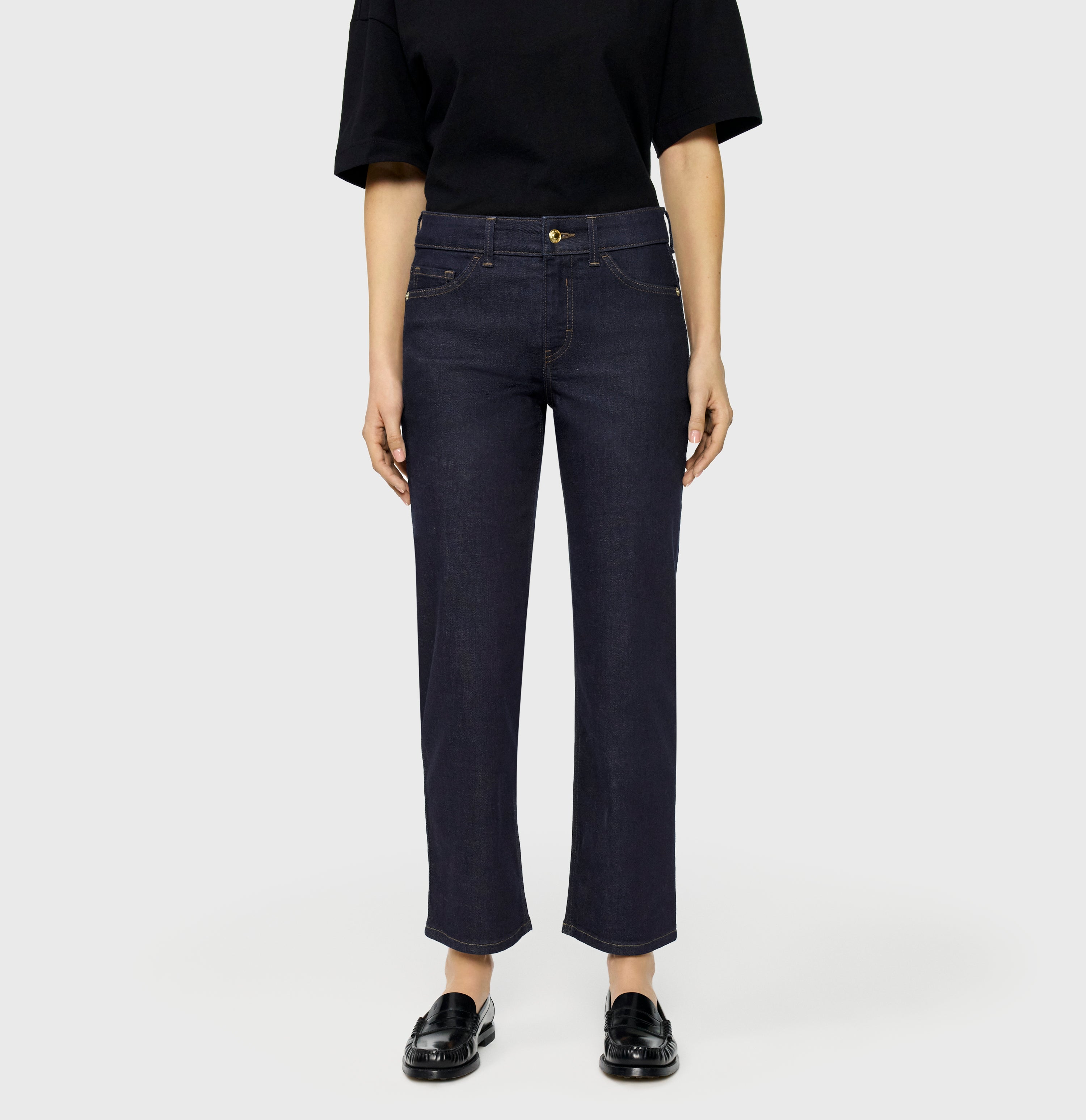Slim fit made from light denim. | CARRIE straight | fashion rinsed | Front view of model