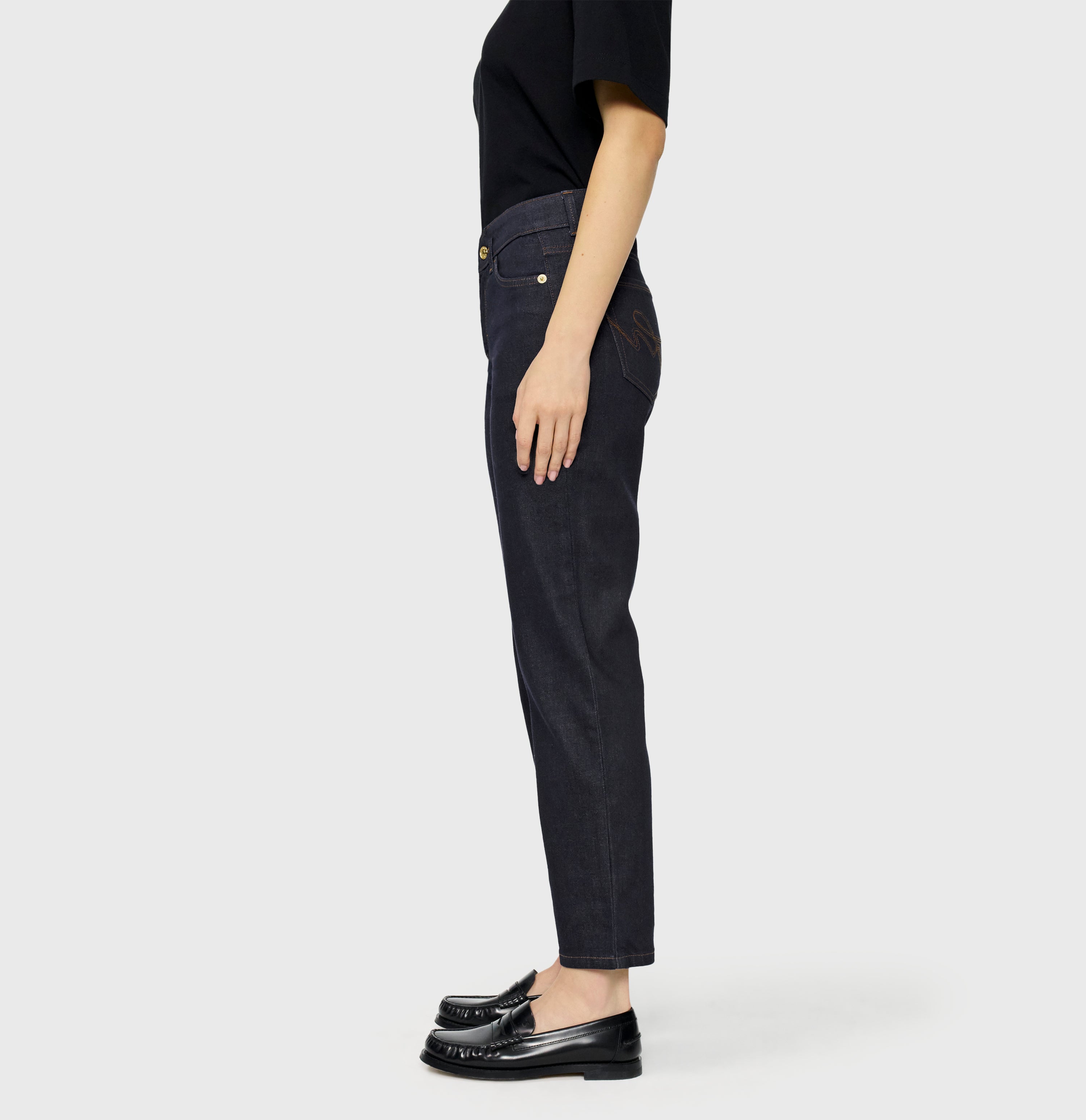 Slim fit made from light denim. | CARRIE straight | fashion rinsed | Side view of model