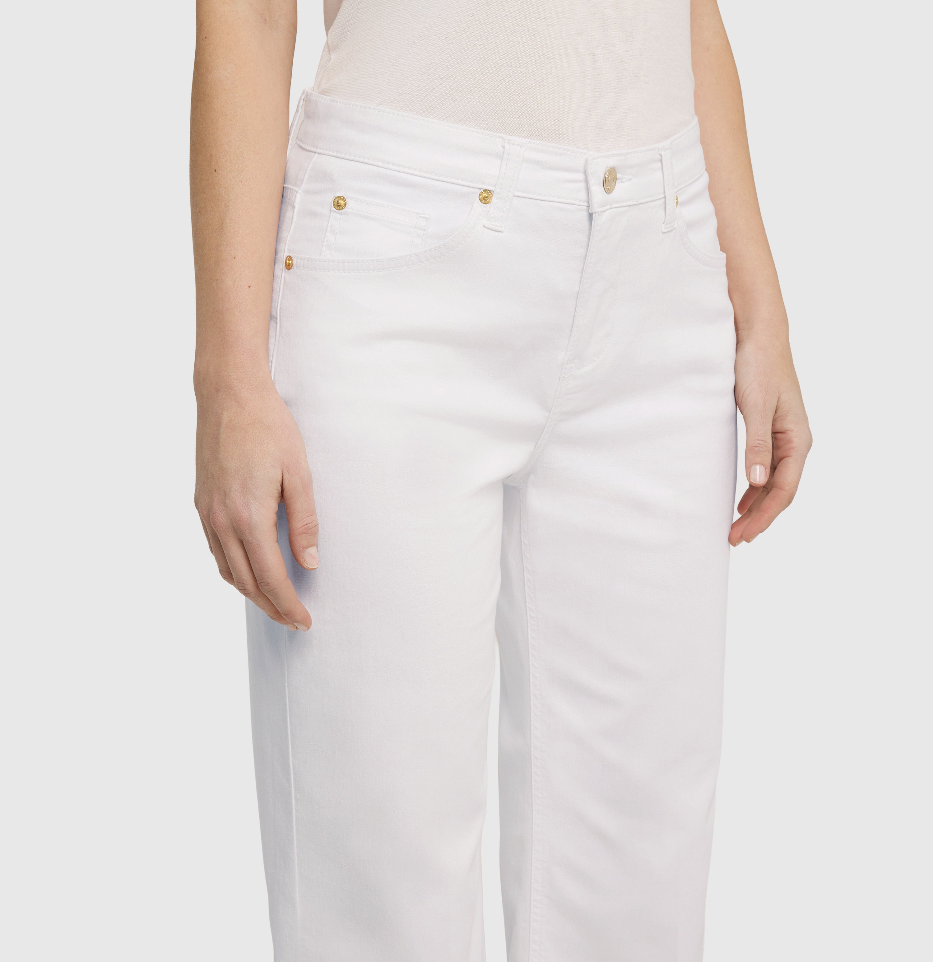 Culotte made of lightweight denim. | CULOTTE | white denim | Detailed view 3 of model