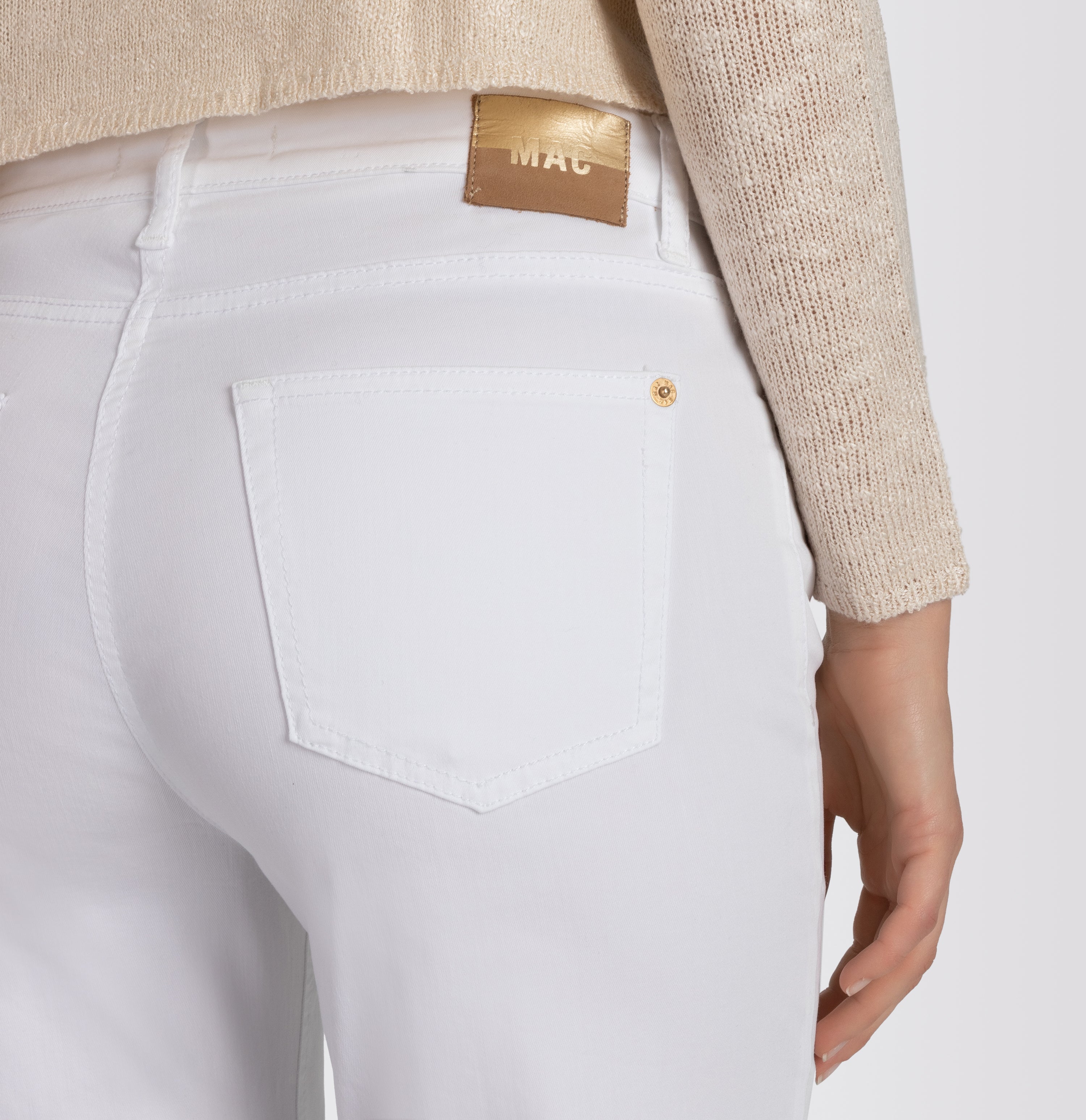Culotte made of summery lightweight denim. | CULOTTE | white denim | Detailed view 4 of model