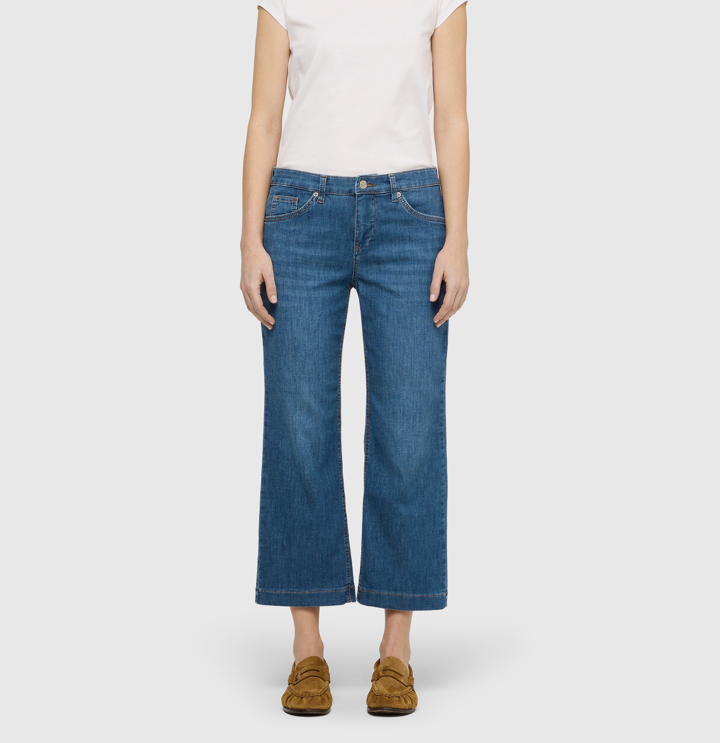 Culotte made of lightweight denim. | CULOTTE | basic blue stone | Front view of model
