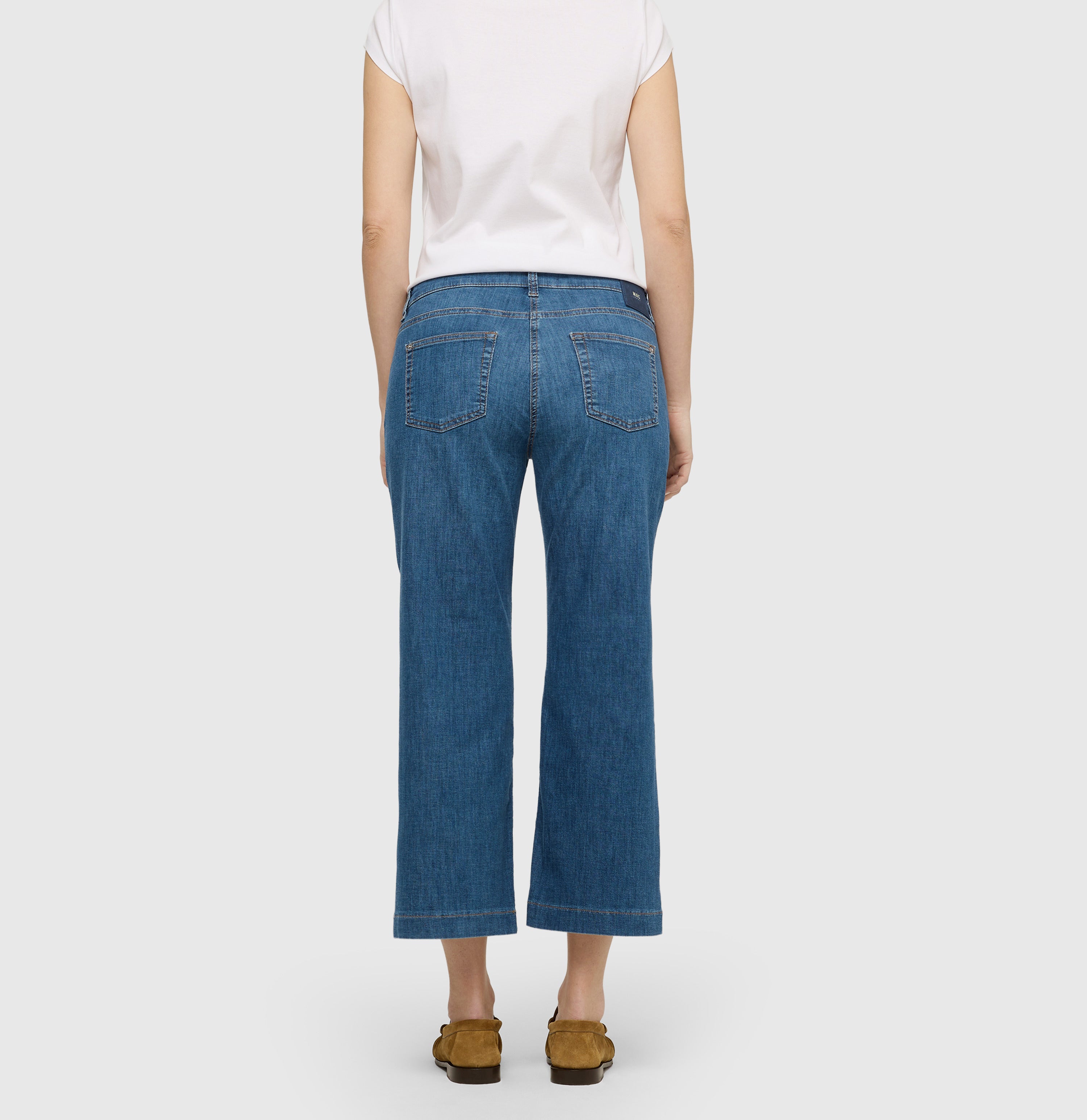 Culotte made of lightweight denim. | CULOTTE | basic blue stone | Back view of model