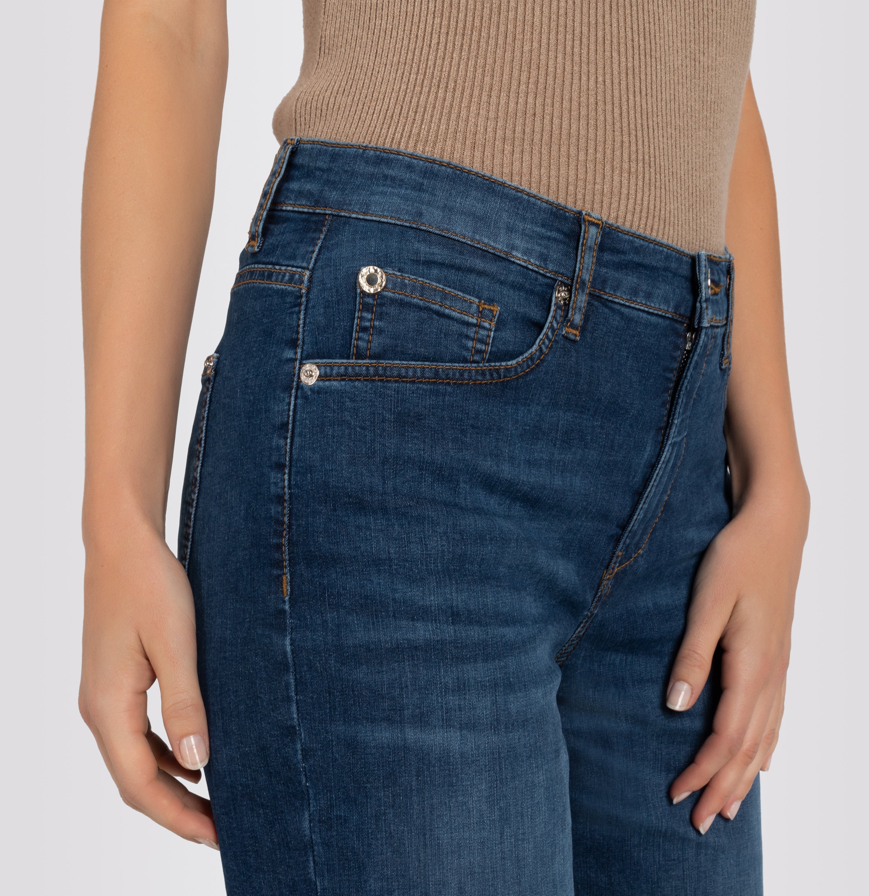 Culotte made of summery lightweight denim. | CULOTTE | basic blue stone | Side view of model