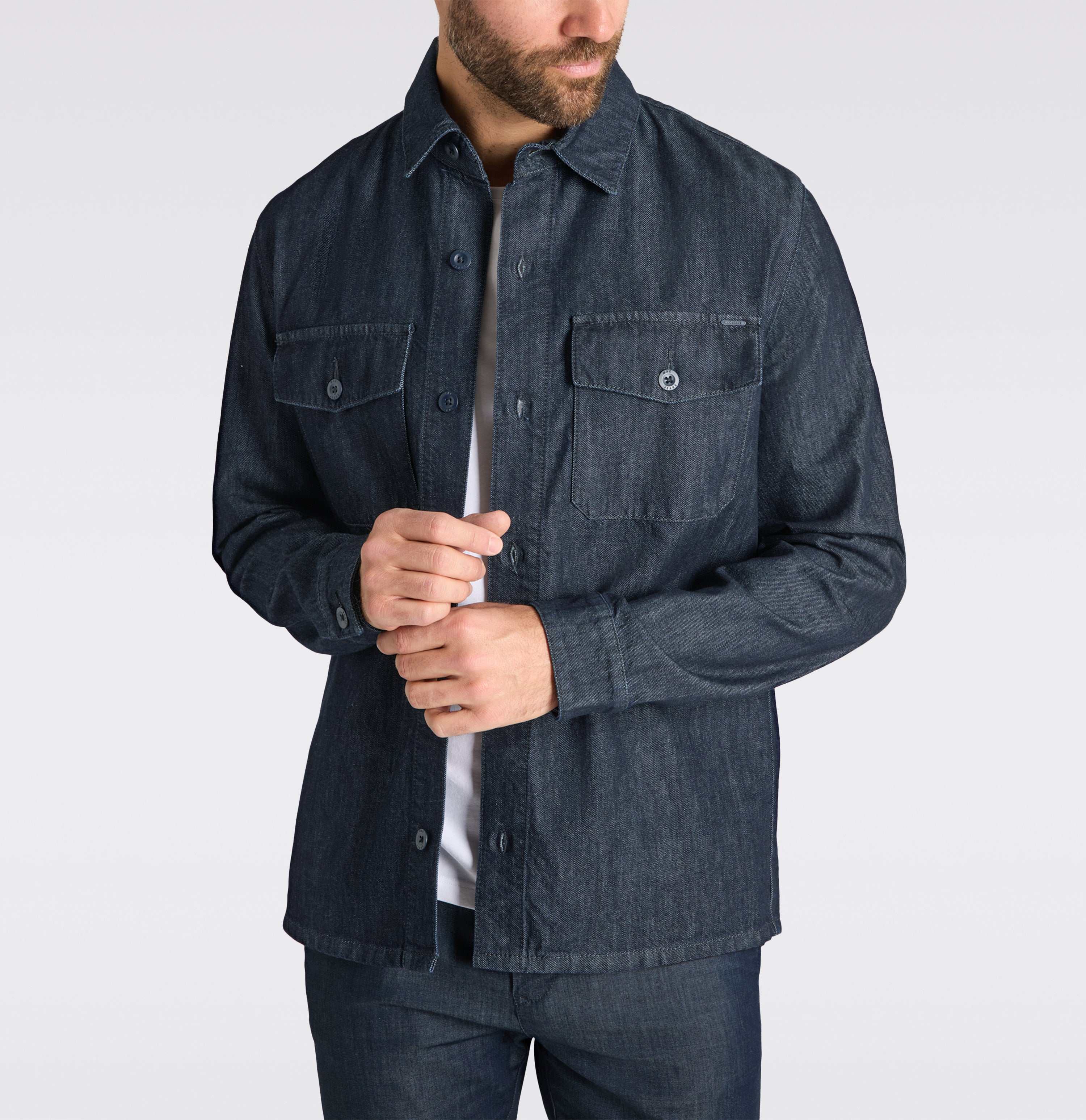 Overshirt made of organic cotton and nettle fibres. | Overshirt | rinsed deep blue | Detailed view 3 of model