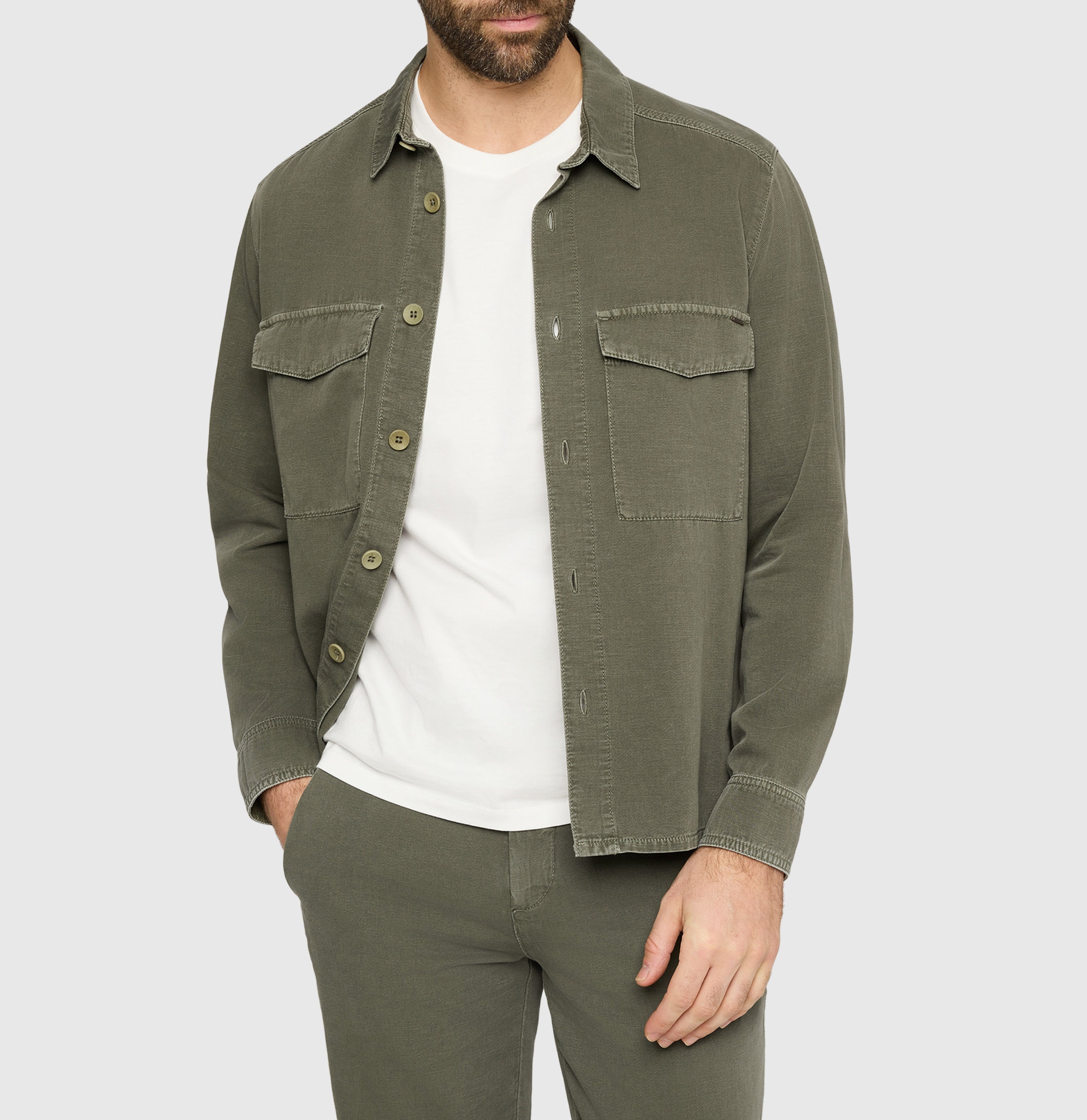 Overshirt in a cotton-hemp blend. | Overjacket | leaf green PPT | Front view of model