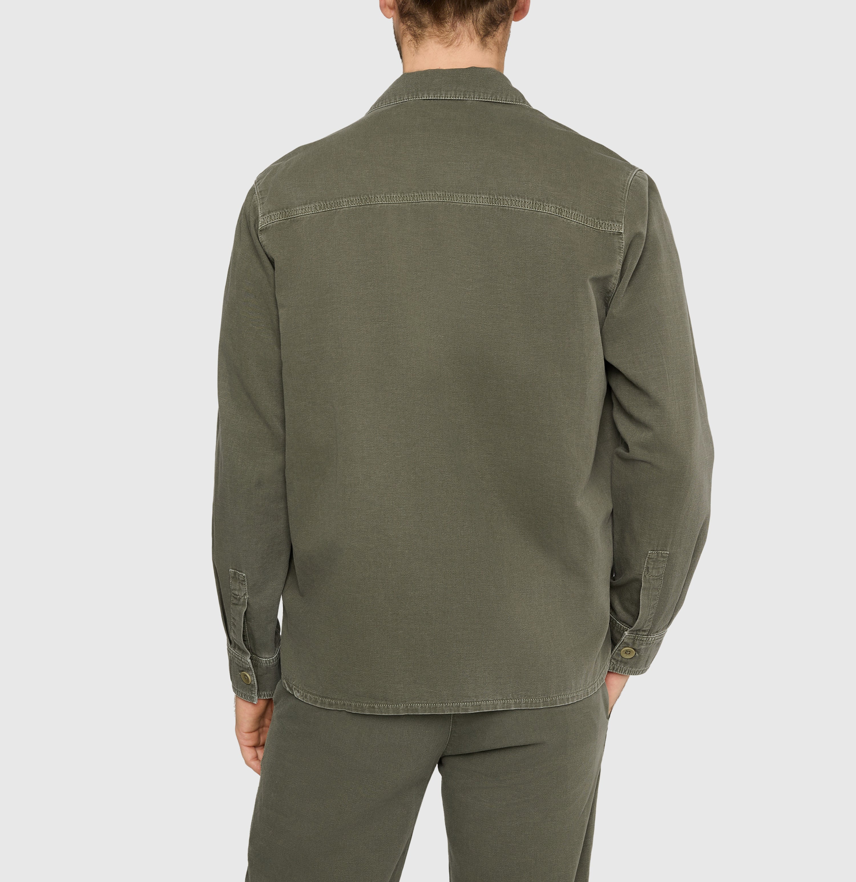 Overshirt in a cotton-hemp blend. | Overjacket | leaf green PPT | Back view of model